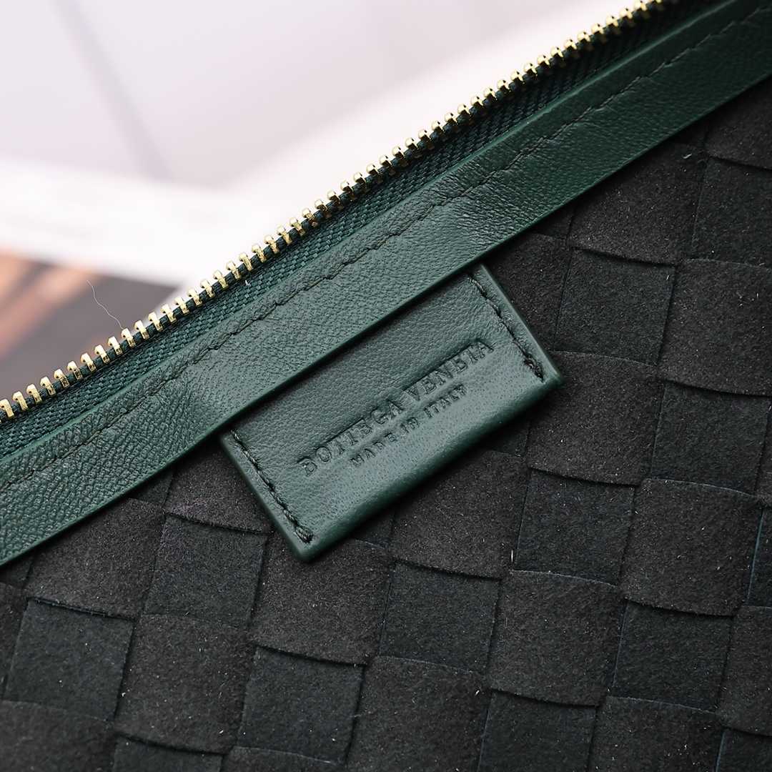 Bottega Veneta Medium Turn Pouch - DesignerGu