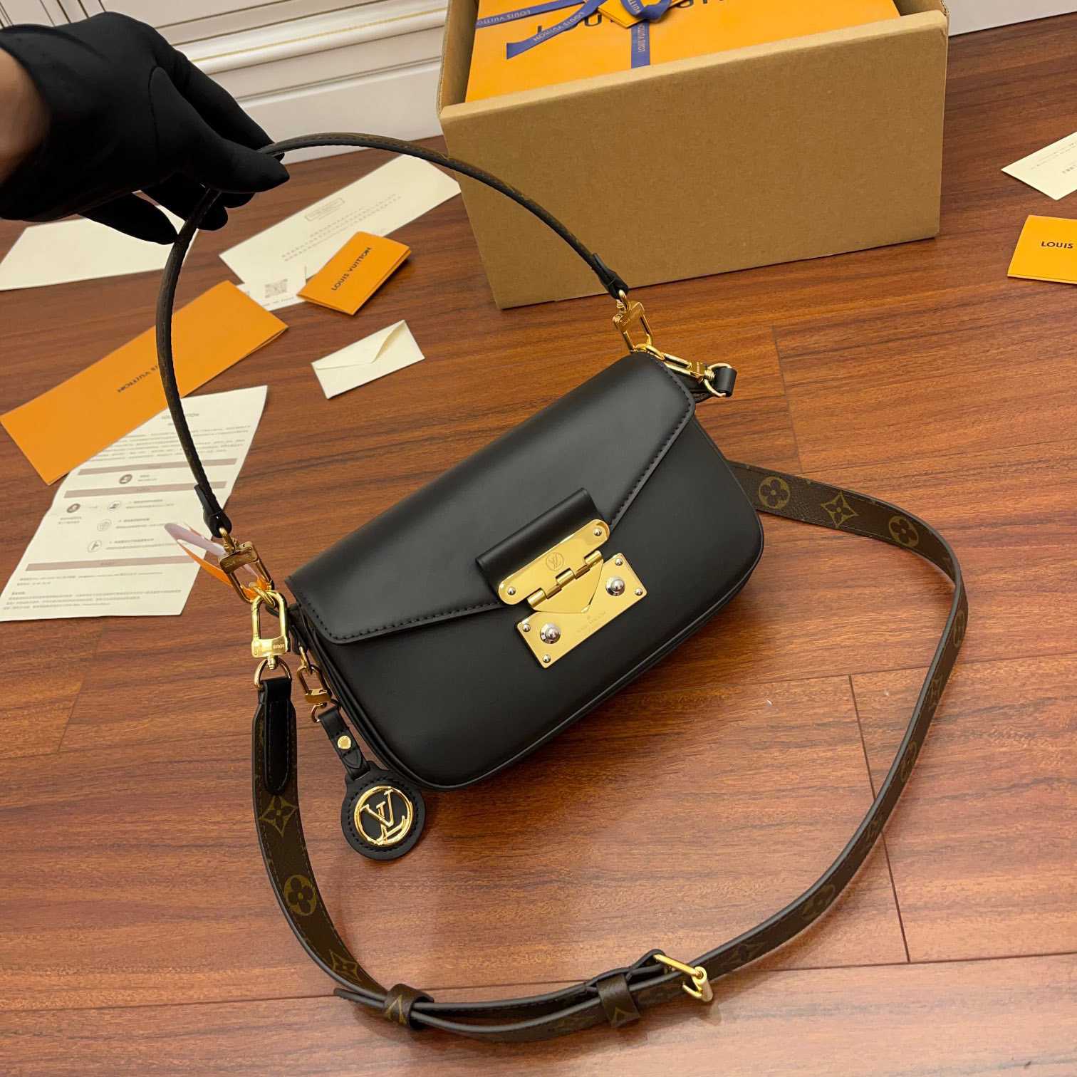 Louis Vuitton Swing Bag   M20393 - DesignerGu