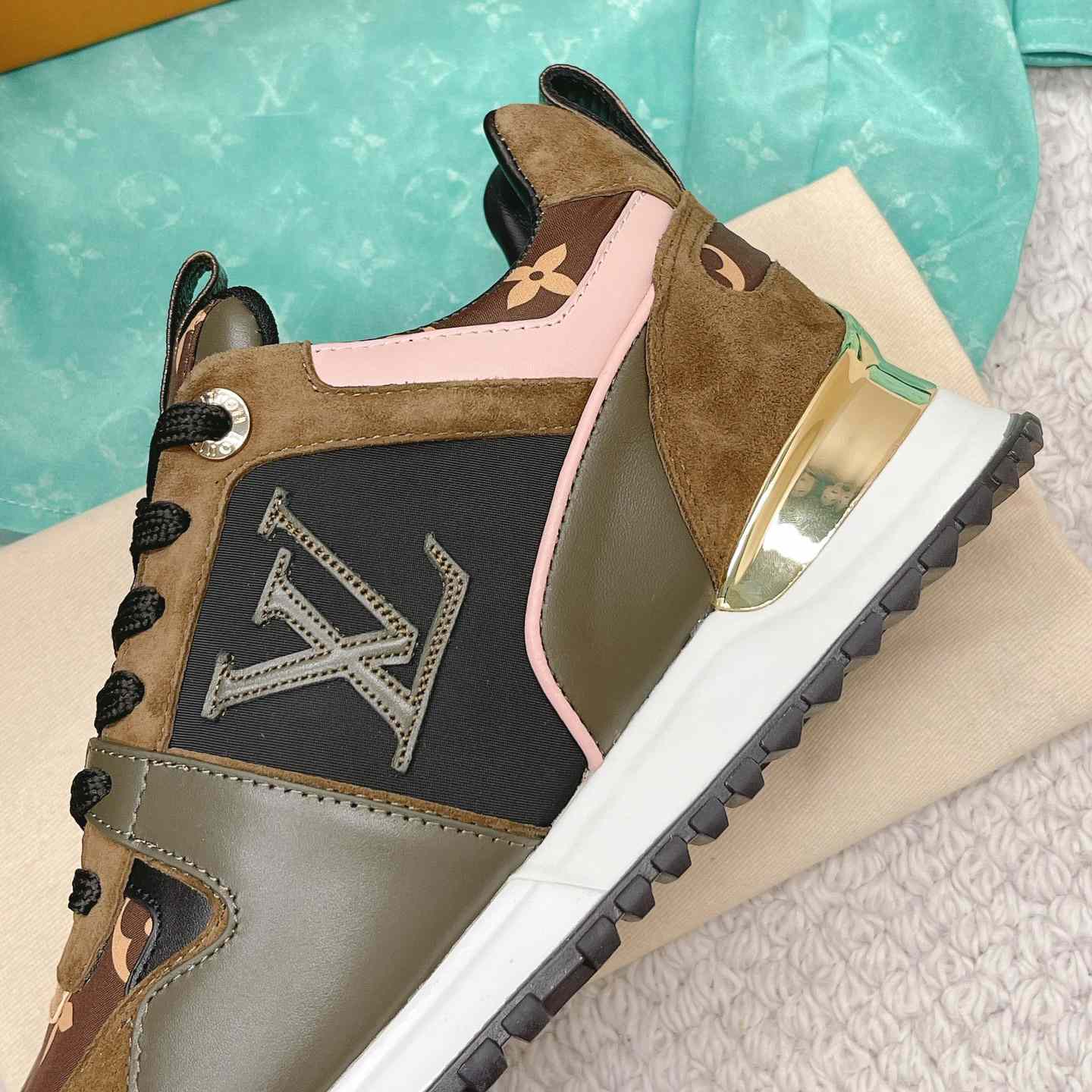 Louis Vuitton Run Away Sneaker   (upon uk size)  1AAP4P - DesignerGu