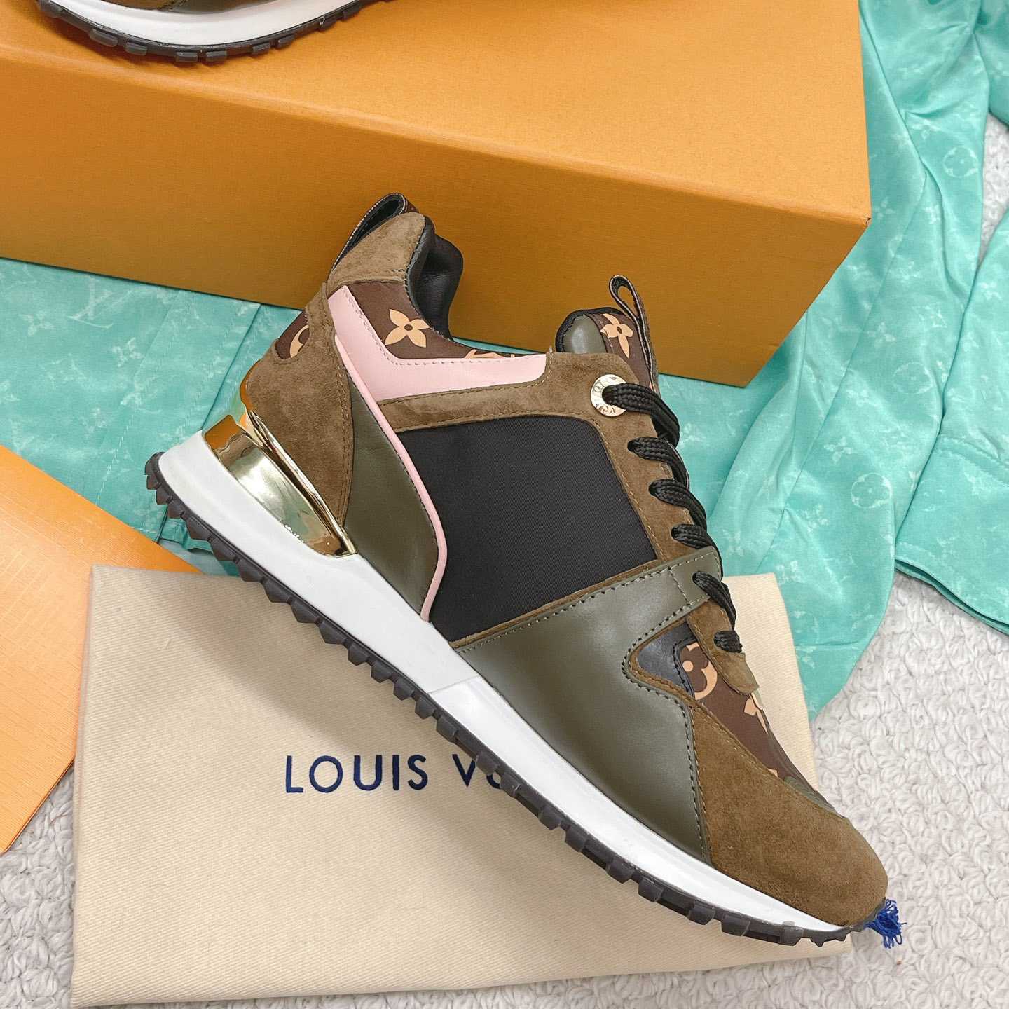 Louis Vuitton Run Away Sneaker   (upon uk size)  1AAP4P - DesignerGu