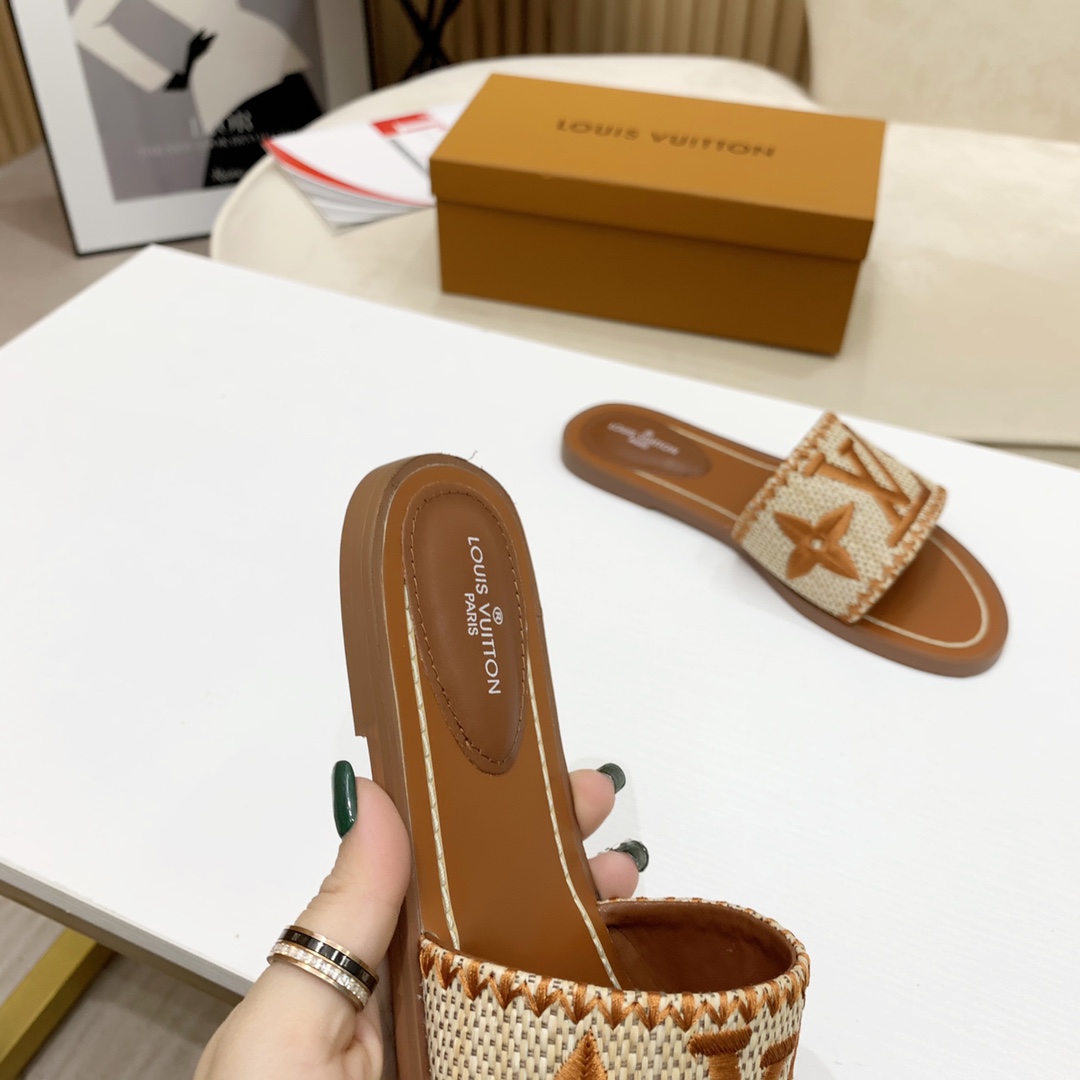 Louis Vuitton Lock It Flat Mule - DesignerGu