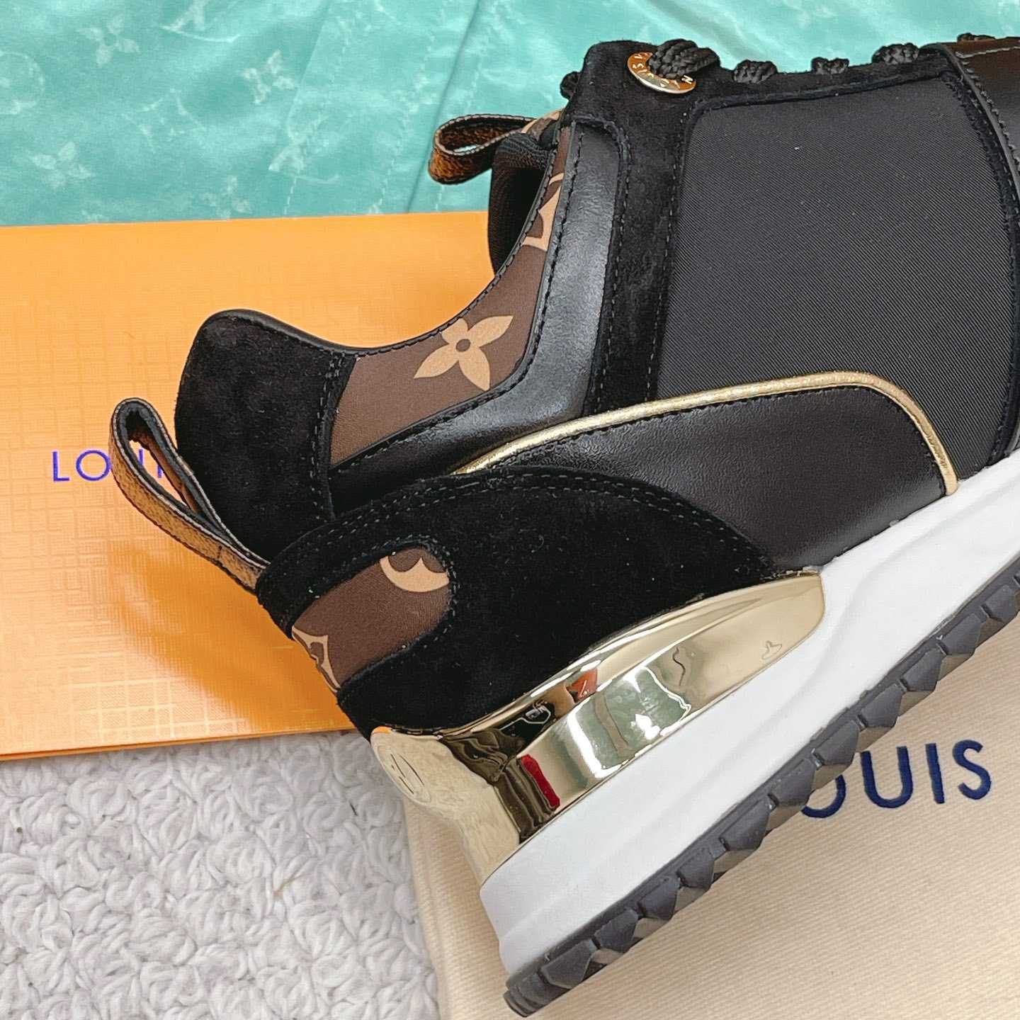 Louis Vuitton Run Away Sneaker   (upon uk size)  1AAP3D - DesignerGu