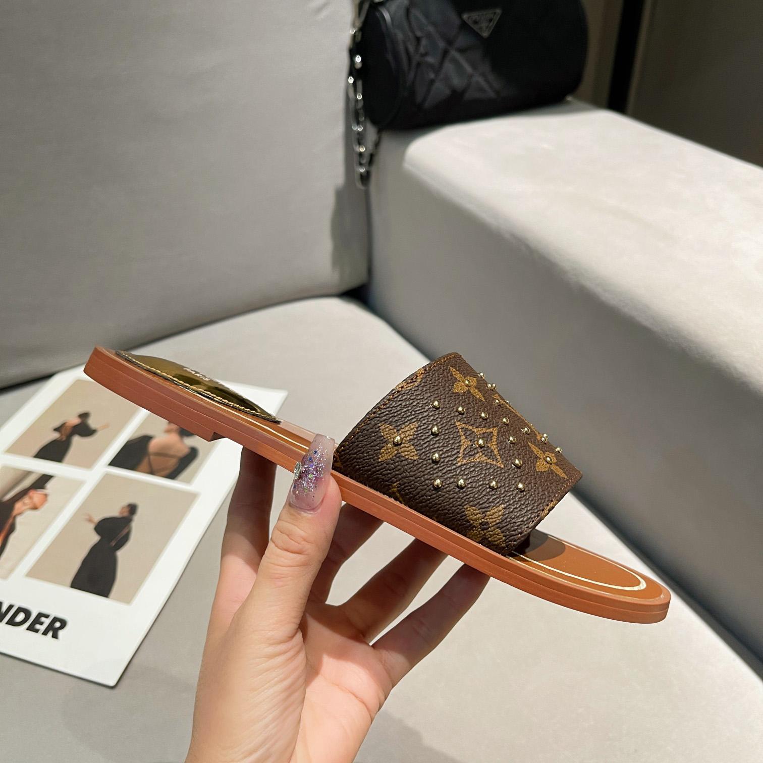 Louis Vuitton Lock It Flat Mule       1AAZYR - DesignerGu