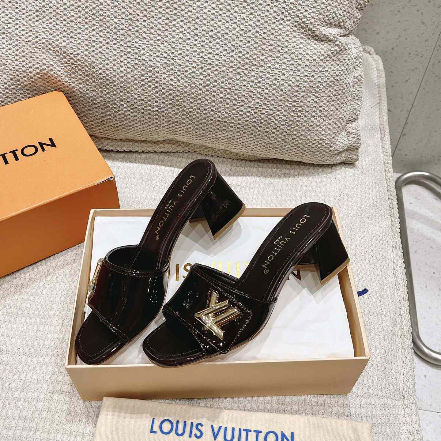 Louis Vuitton Shake Mule   1ABIDW - DesignerGu