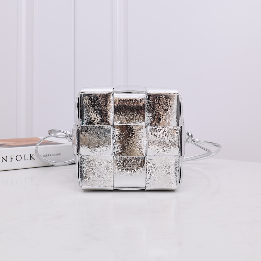 Bottega Veneta Small Cassette Cross-Body Bucket - DesignerGu