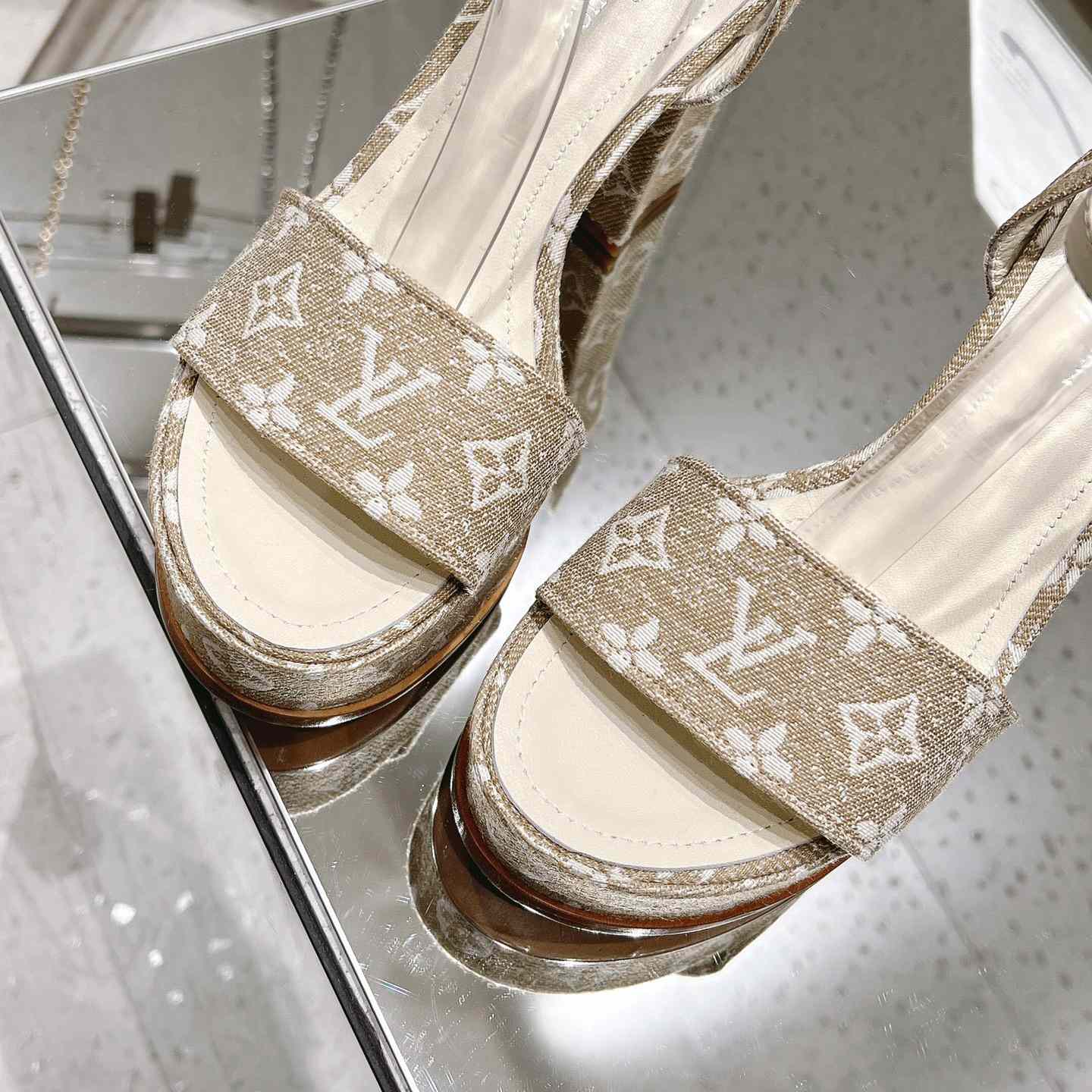 Louis Vuitton Fame Platform Sandal   1AAZCF - DesignerGu