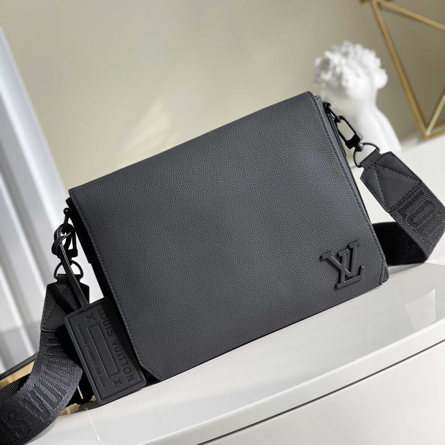 Louis Vuitton Takeoff Messenger(30.5x24x10cm)   M57080 - DesignerGu