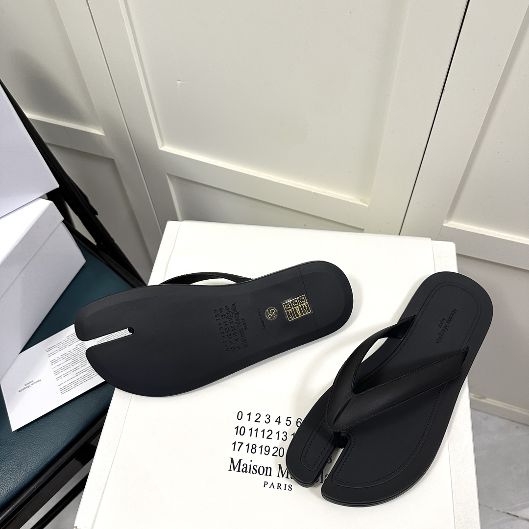 Maison Margiela Tabi Open-Toe Flip-Flops - DesignerGu