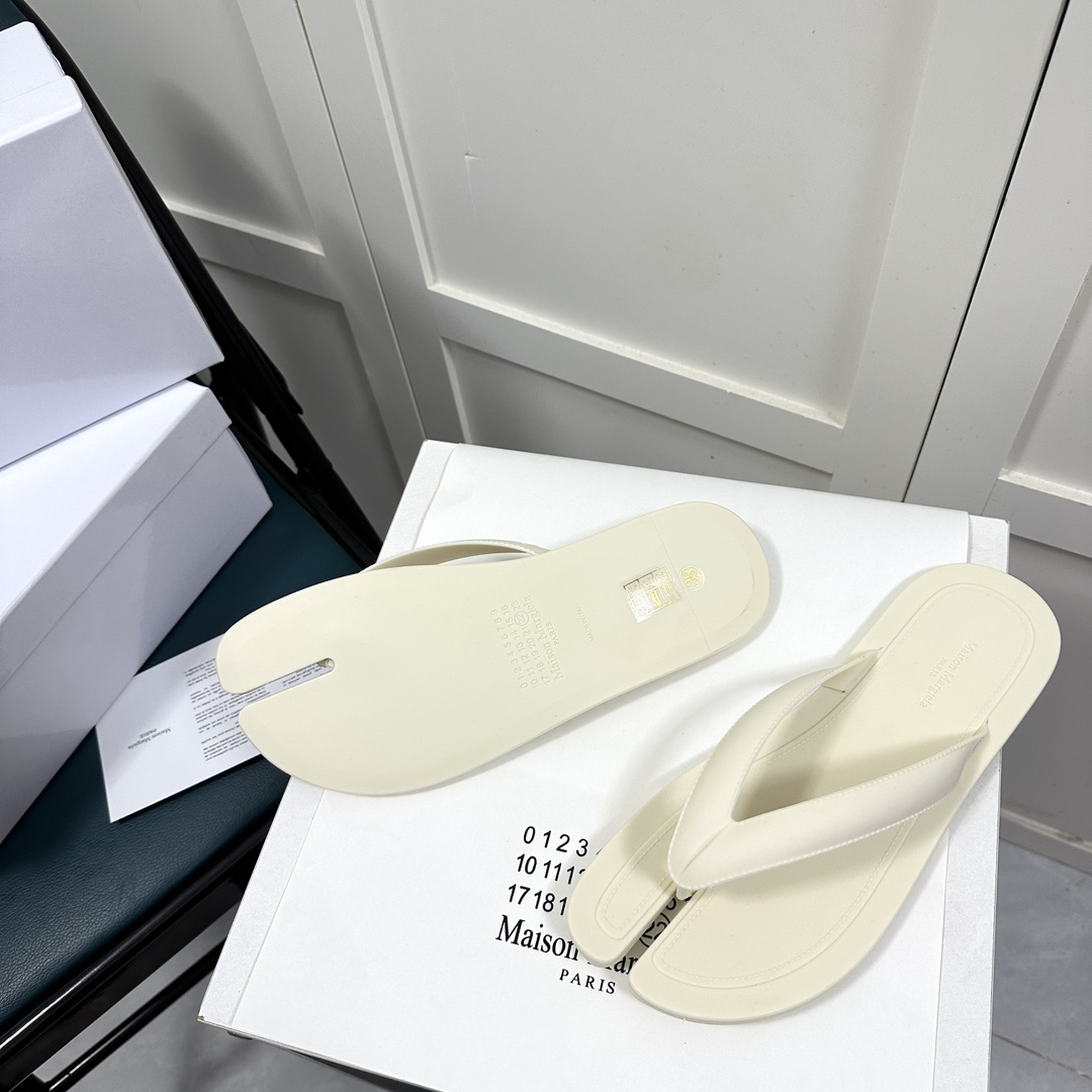 Maison Margiela Tabi Open-Toe Flip-Flops - DesignerGu