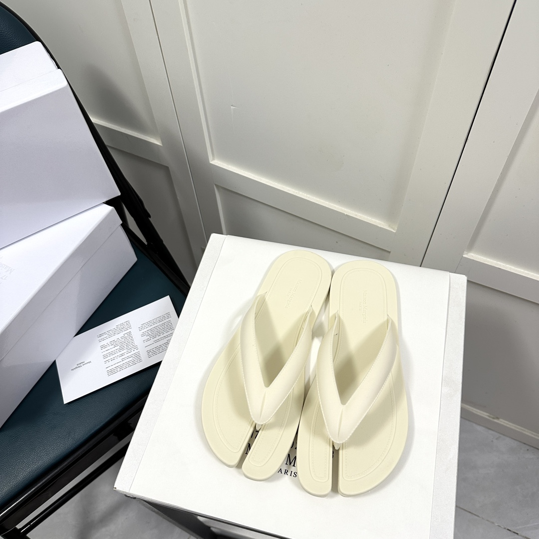 Maison Margiela Tabi Open-Toe Flip-Flops - DesignerGu