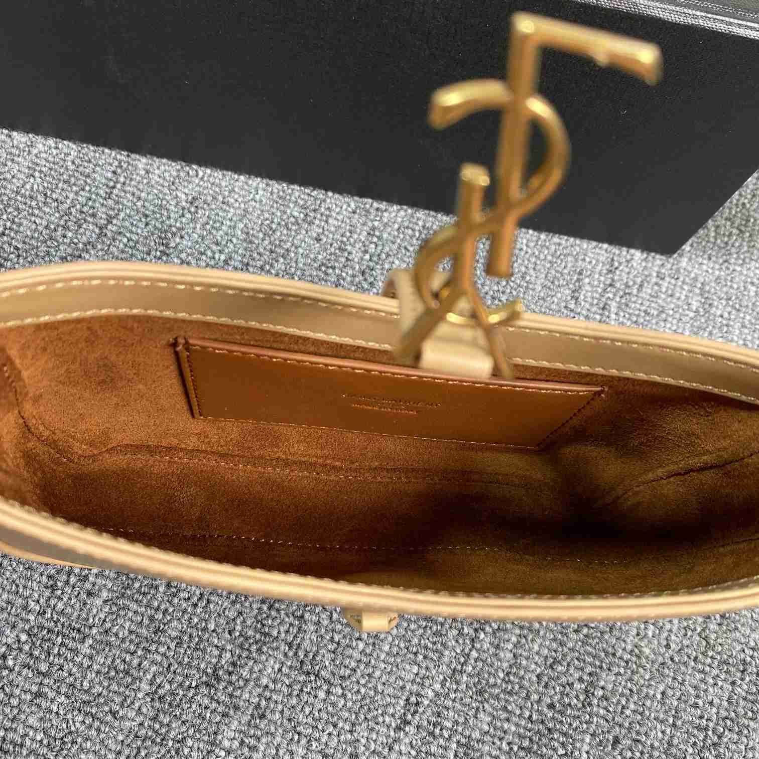 Saint Laurent Le 5 À 7 In Smooth Leather - DesignerGu