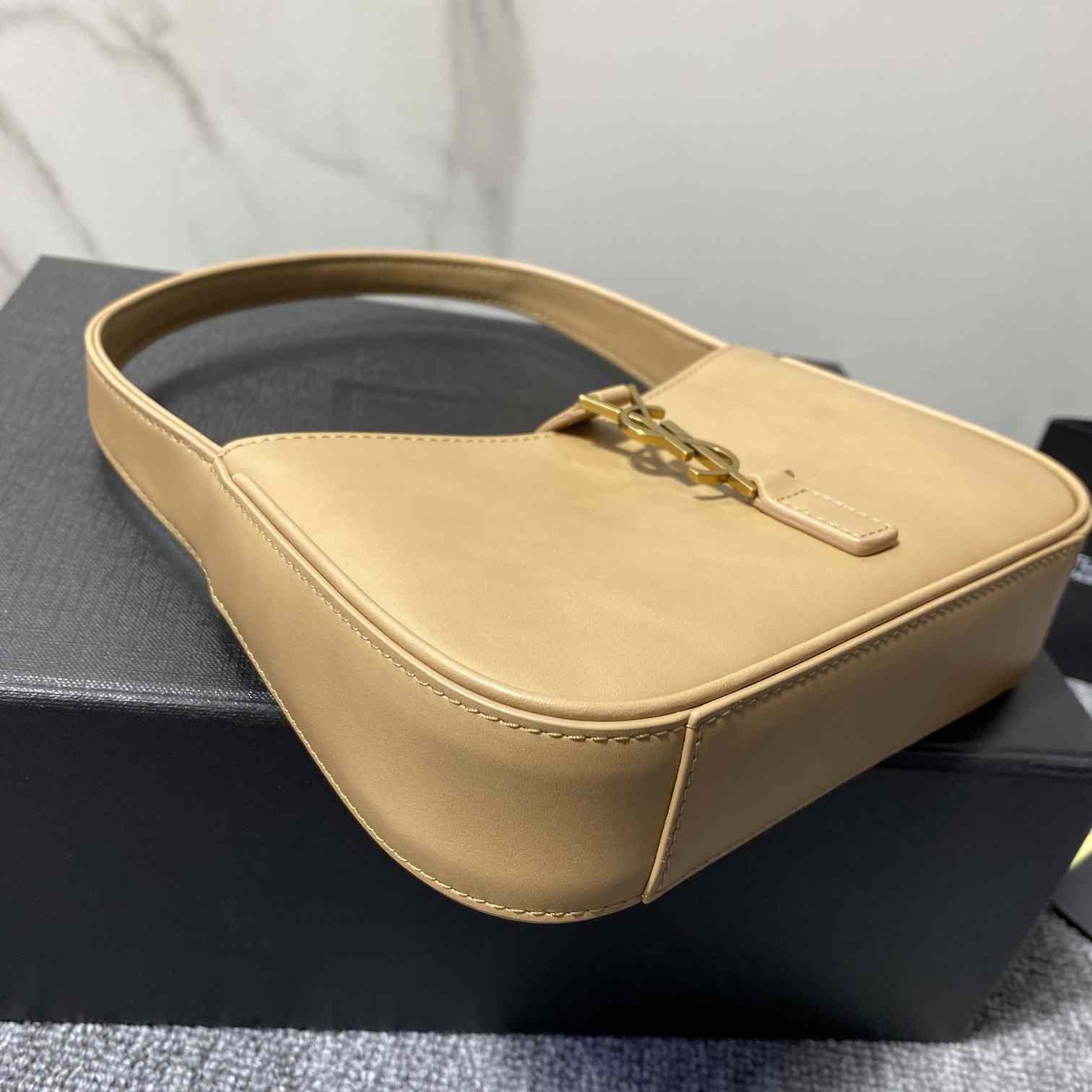 Saint Laurent Le 5 À 7 In Smooth Leather - DesignerGu