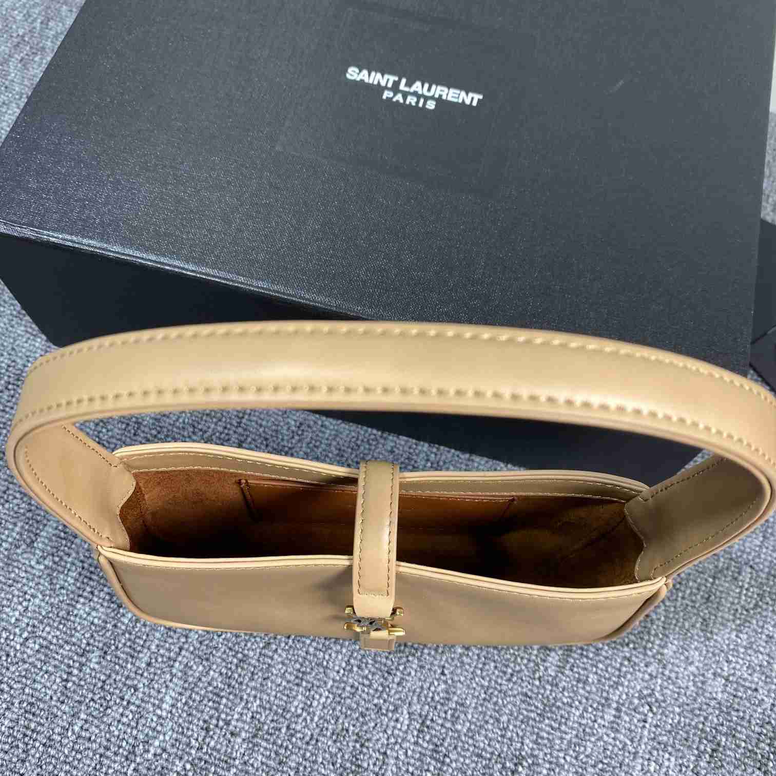 Saint Laurent Le 5 À 7 In Smooth Leather - DesignerGu