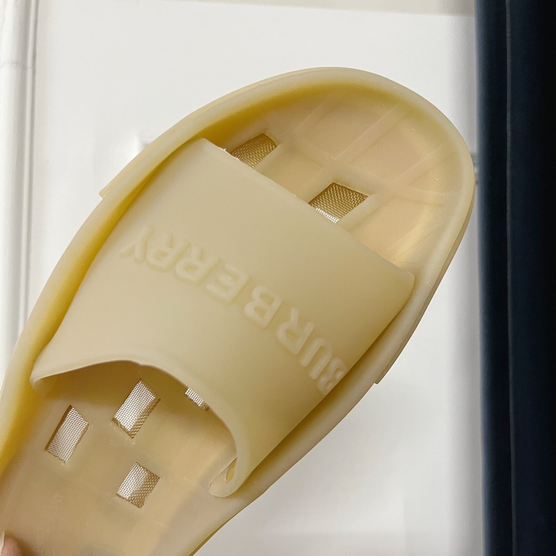 Burberry Bucklow logo slides - DesignerGu