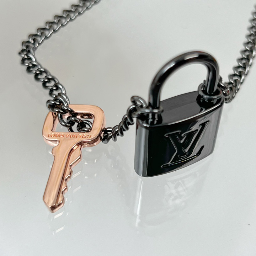 Louis Vuitton LV Padlock Pendant   M01149 - DesignerGu