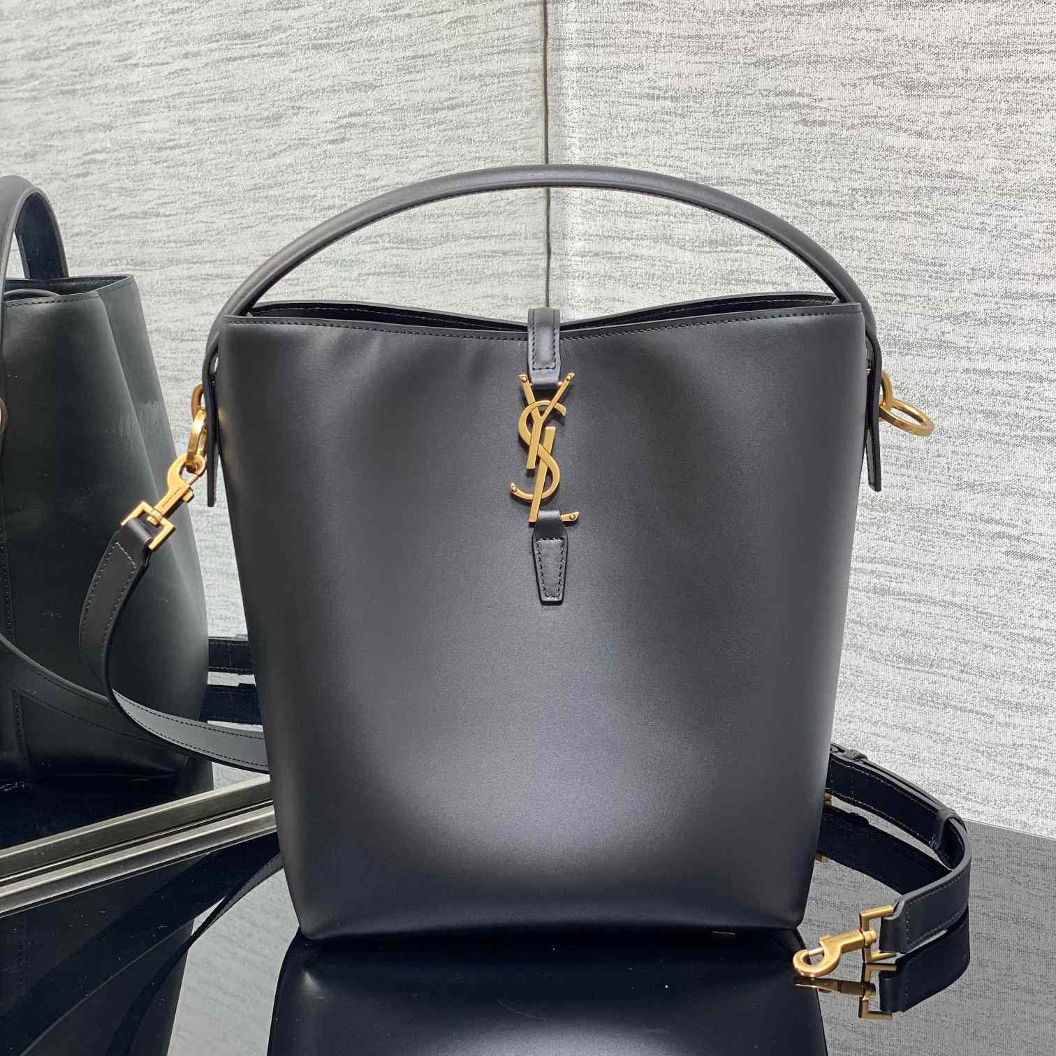 Saint Laurent Le 37 In Shiny Leather - DesignerGu