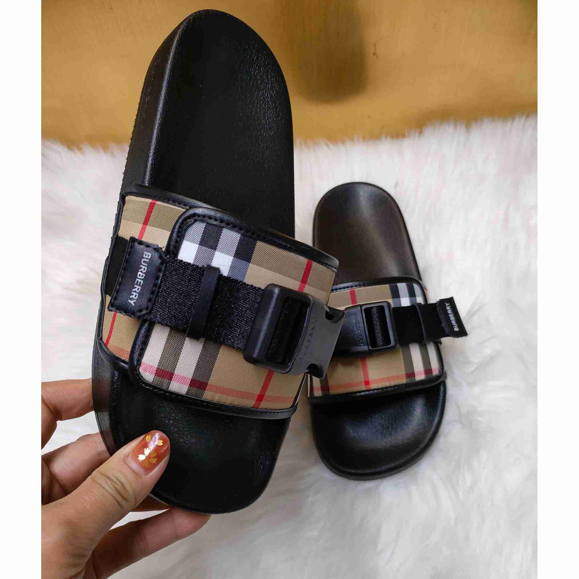 Burberry Buckle-strap Vintage Check Slides - DesignerGu