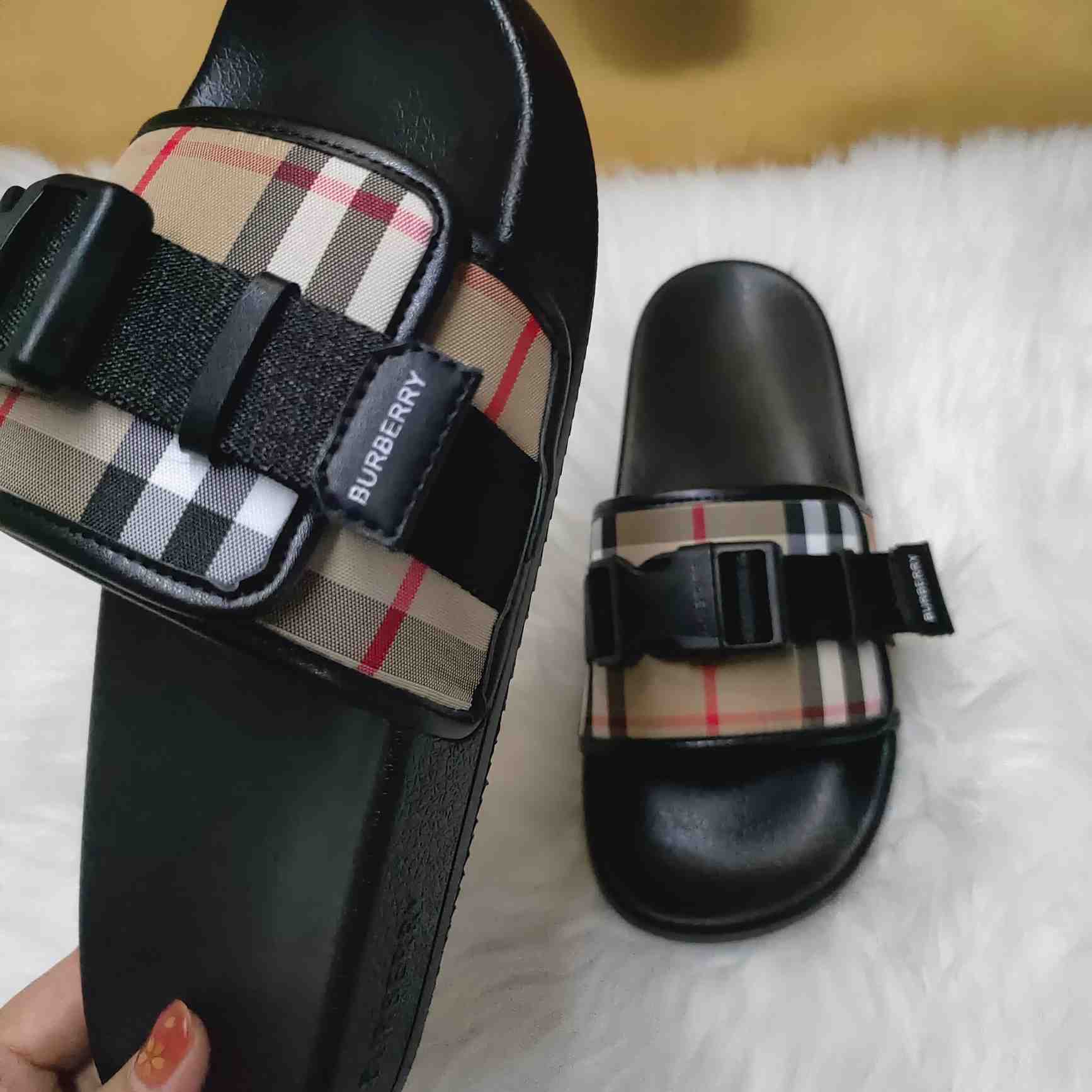 Burberry Buckle-strap Vintage Check Slides - DesignerGu