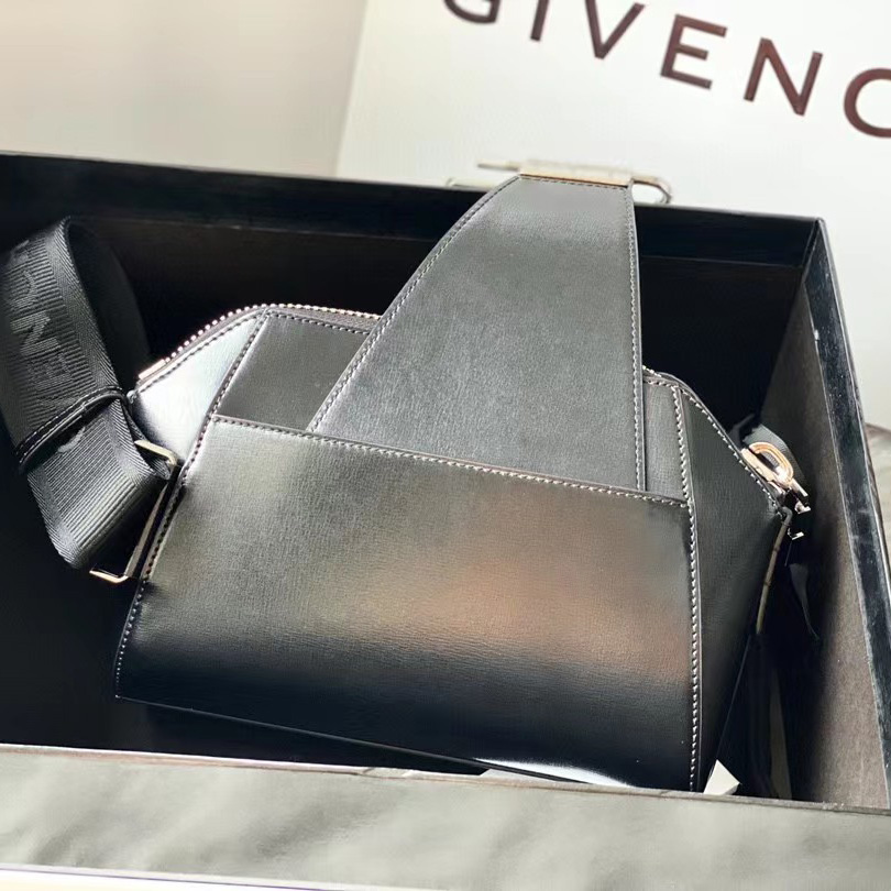 Givenchy Antigona Leather Messenger Bag (25-20-16cm) - DesignerGu