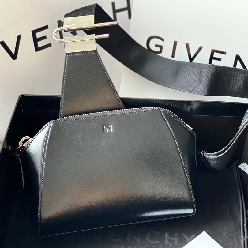 Givenchy Antigona Leather Messenger Bag (25-20-16cm) - DesignerGu