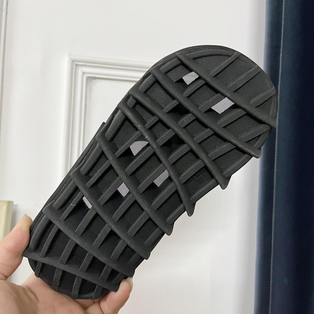 Burberry Bucklow logo slides - DesignerGu