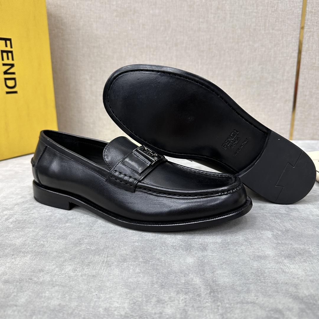 Fendi Men's Black Loafer - DesignerGu