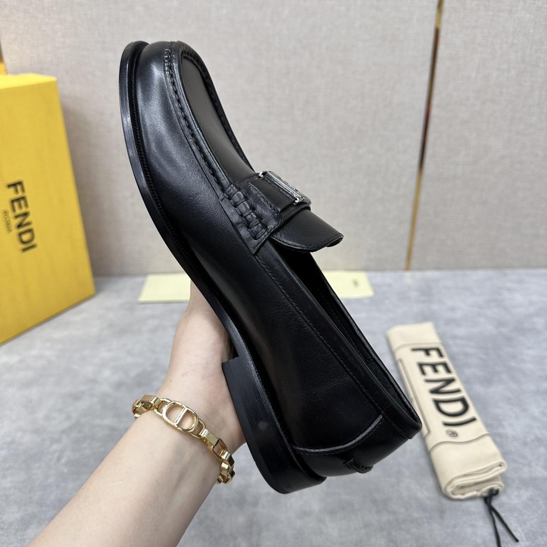 Fendi Men's Black Loafer - DesignerGu