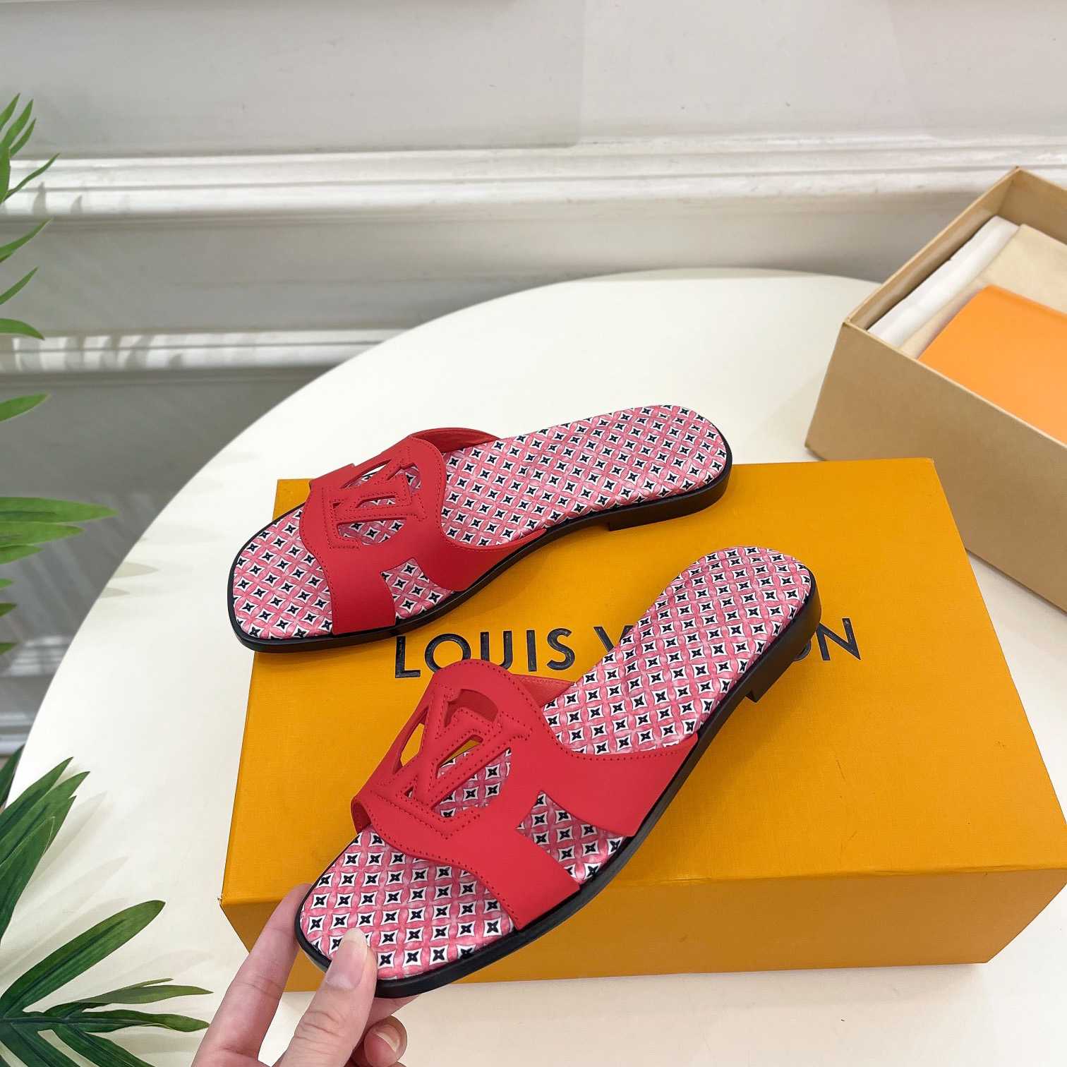 Louis Vuitton LV Isola Flat Mule - DesignerGu