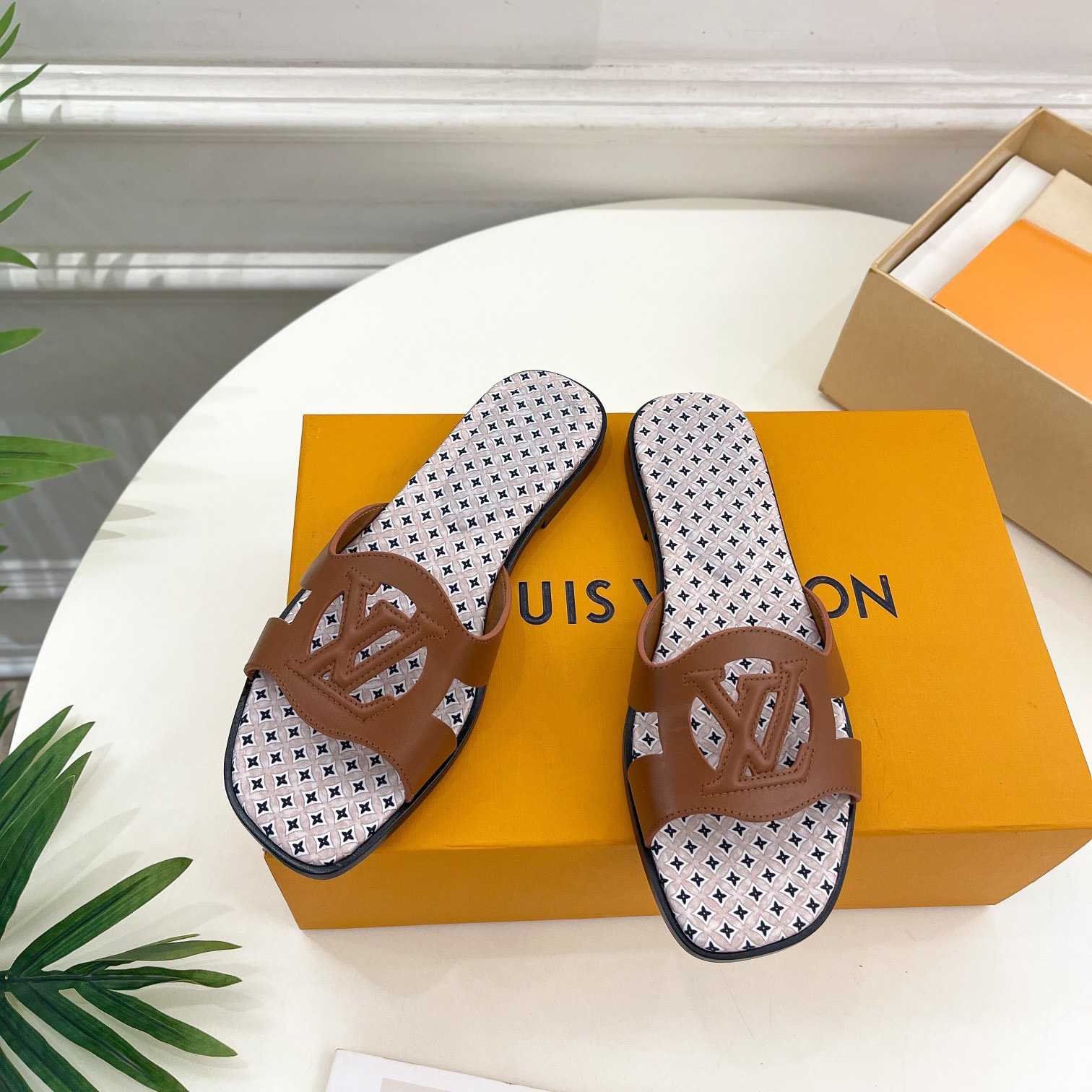 Louis Vuitton LV Isola Flat Mule - DesignerGu