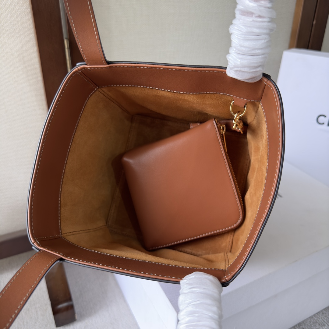 Celine Cube Bag Cuir Triomphe In Shiny Calfskin (15-15-15cm) - DesignerGu