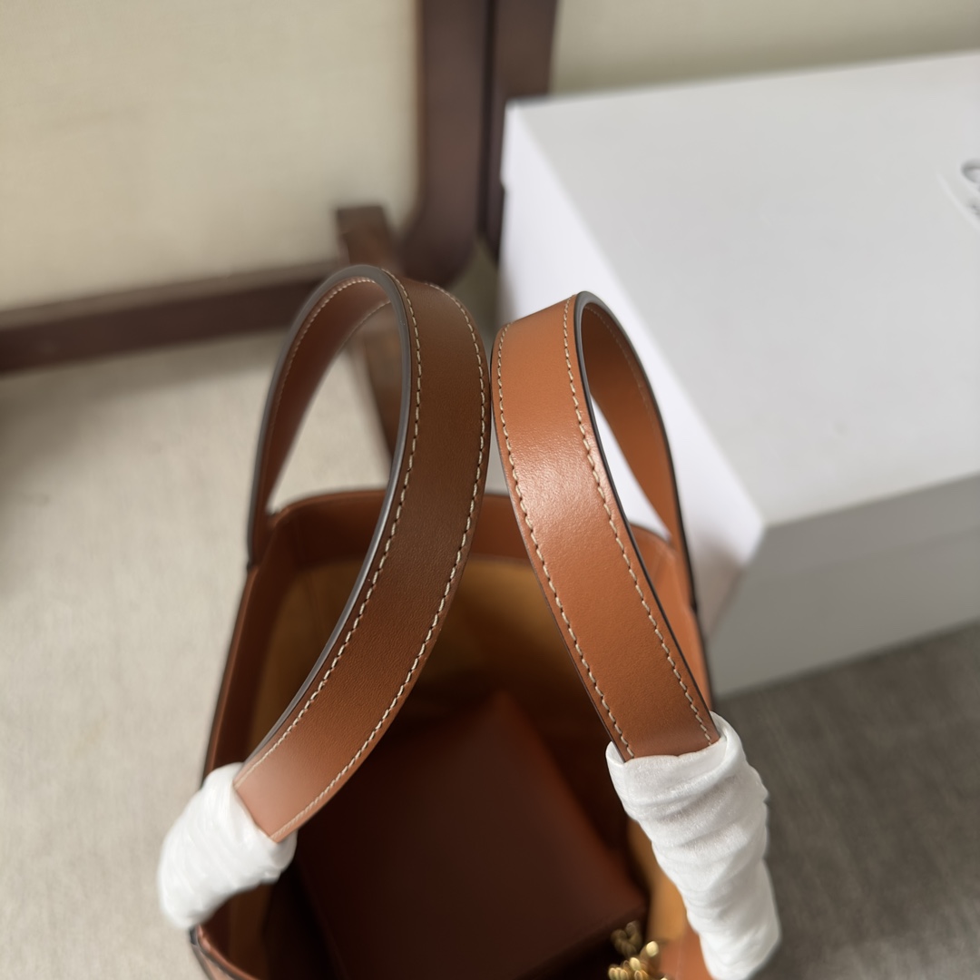 Celine Cube Bag Cuir Triomphe In Shiny Calfskin (15-15-15cm) - DesignerGu