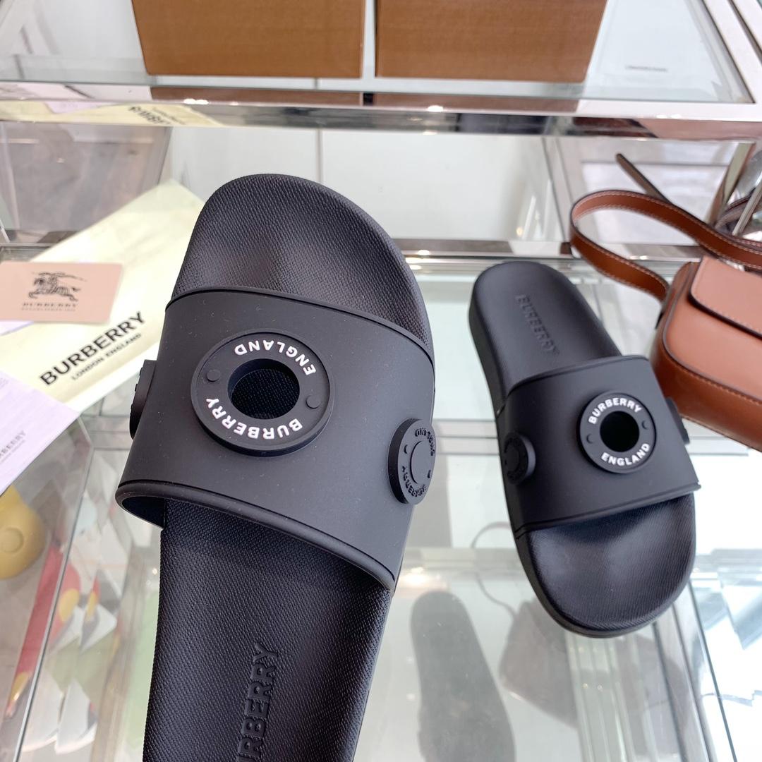 Burberry Eyelet Rubber Slide - DesignerGu