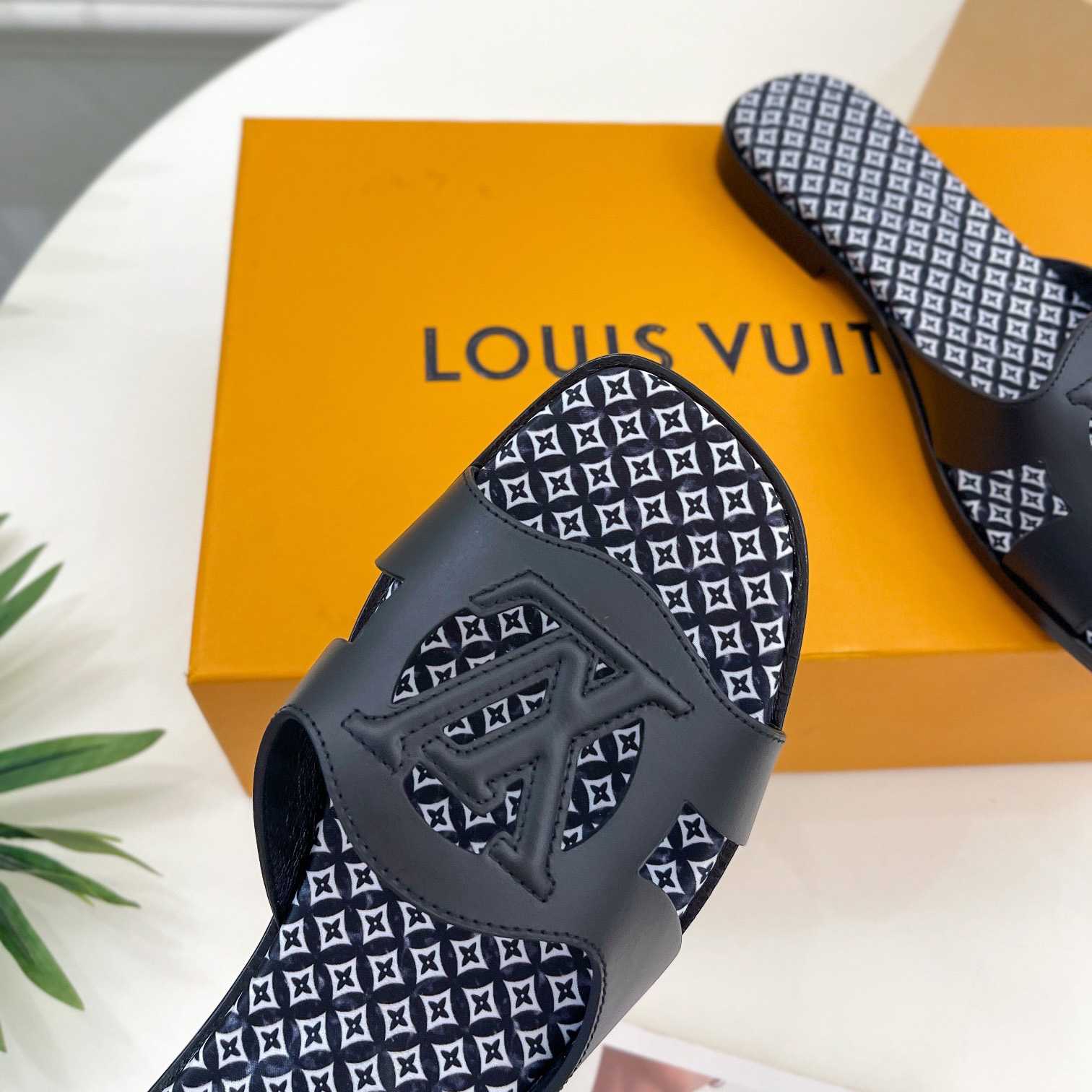 Louis Vuitton LV Isola Flat Mule - DesignerGu