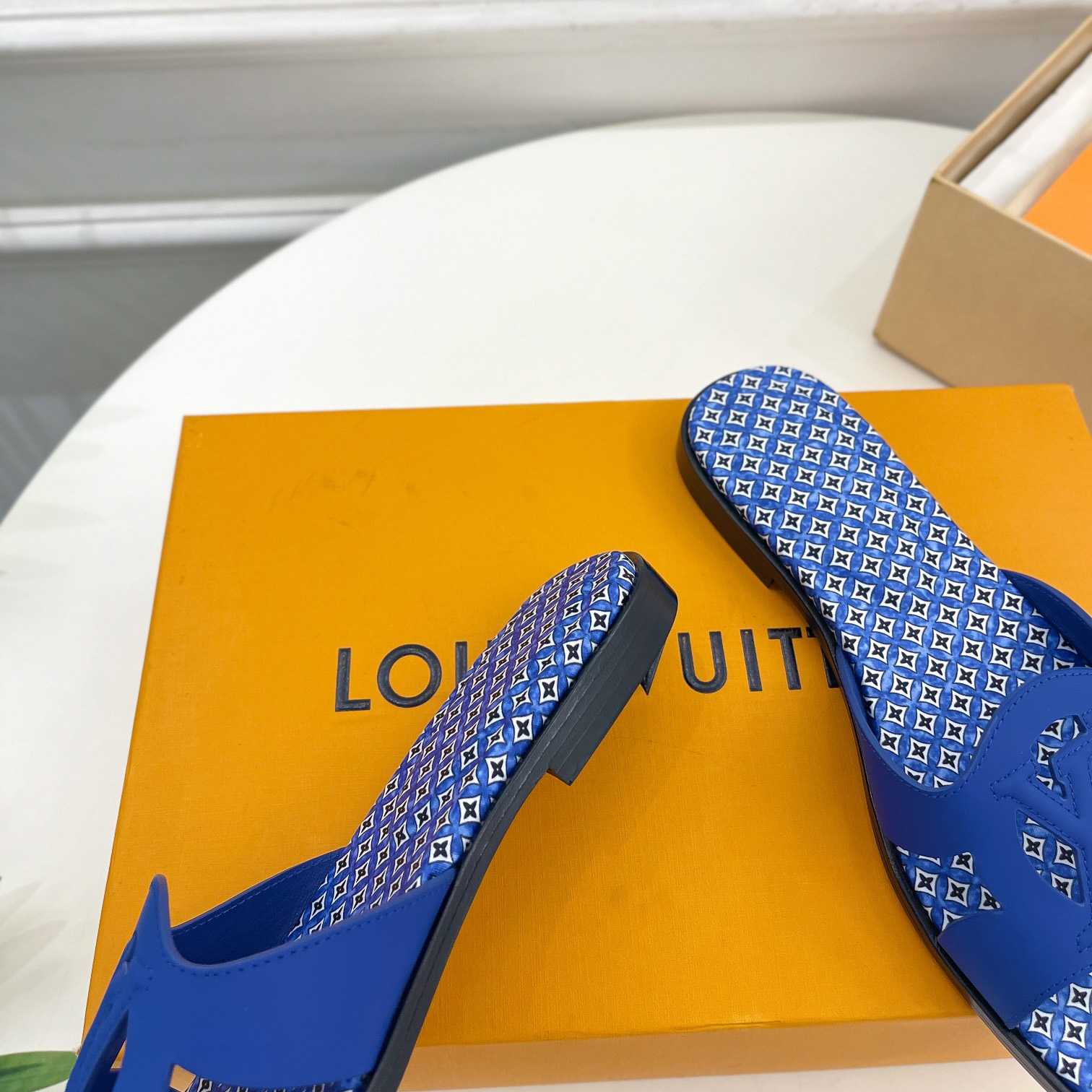 Louis Vuitton LV Isola Flat Mule - DesignerGu