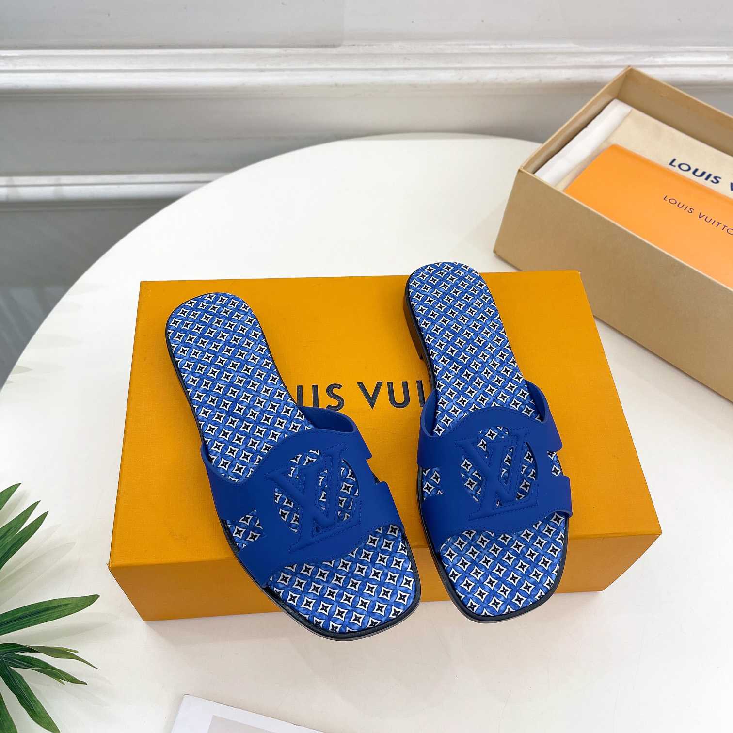 Louis Vuitton LV Isola Flat Mule - DesignerGu