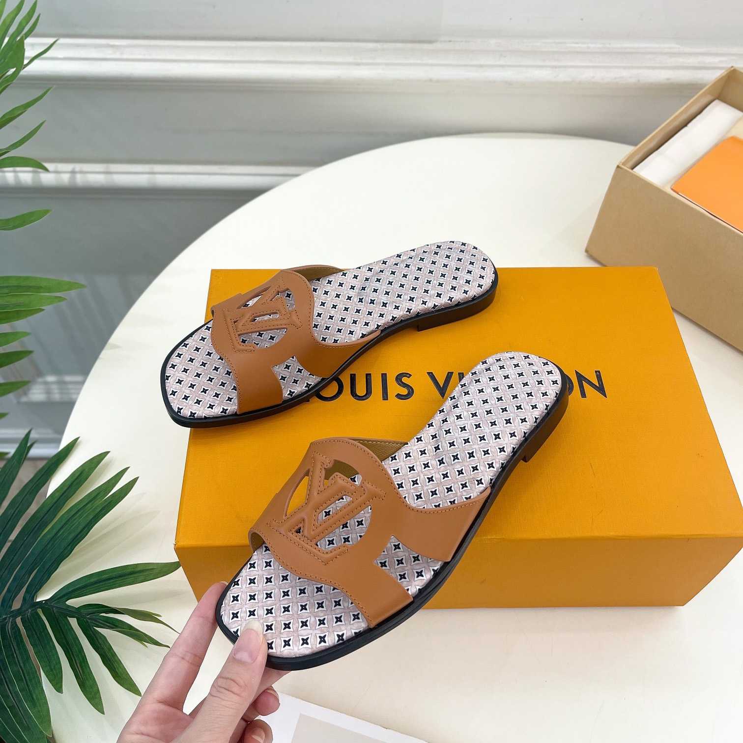 Louis Vuitton LV Isola Flat Mule - DesignerGu