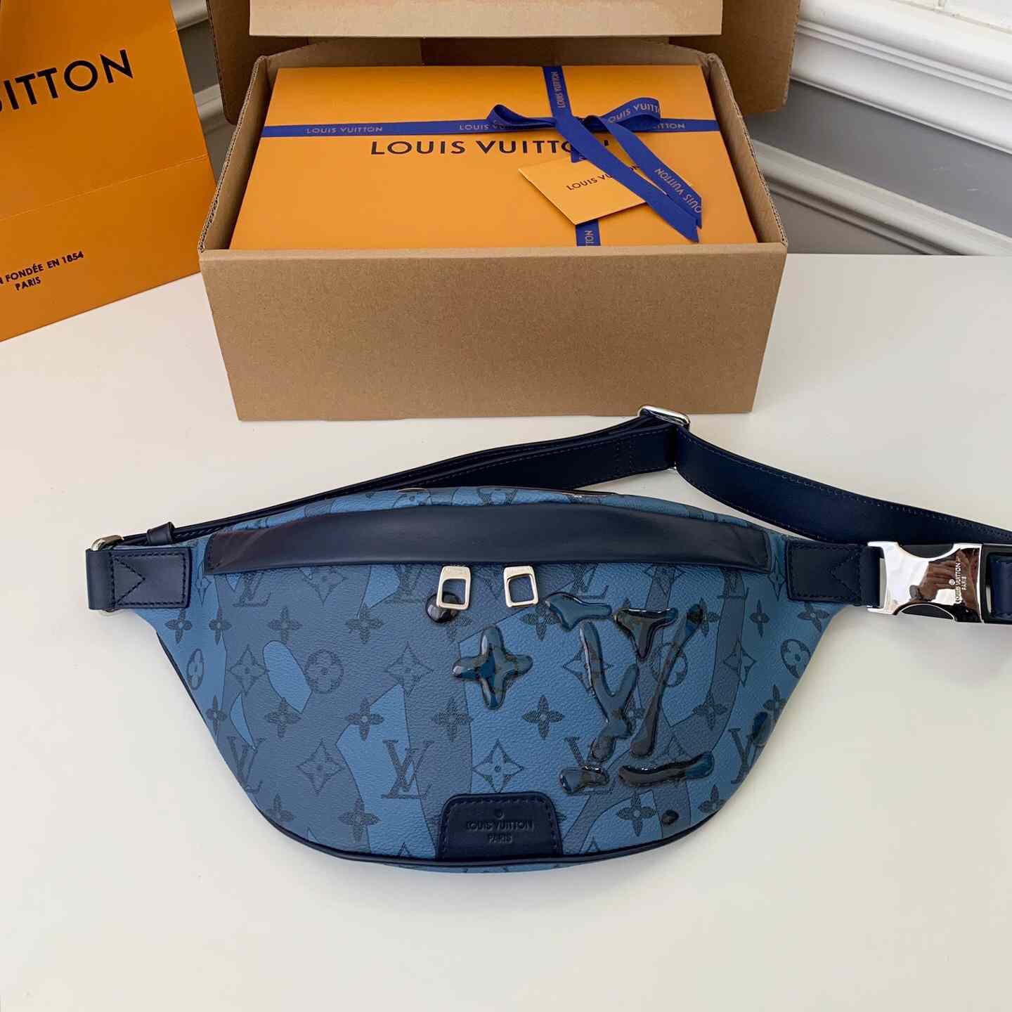 Louis Vuitton Discovery Bumbag  (44*15*9cm)   M22576 - DesignerGu