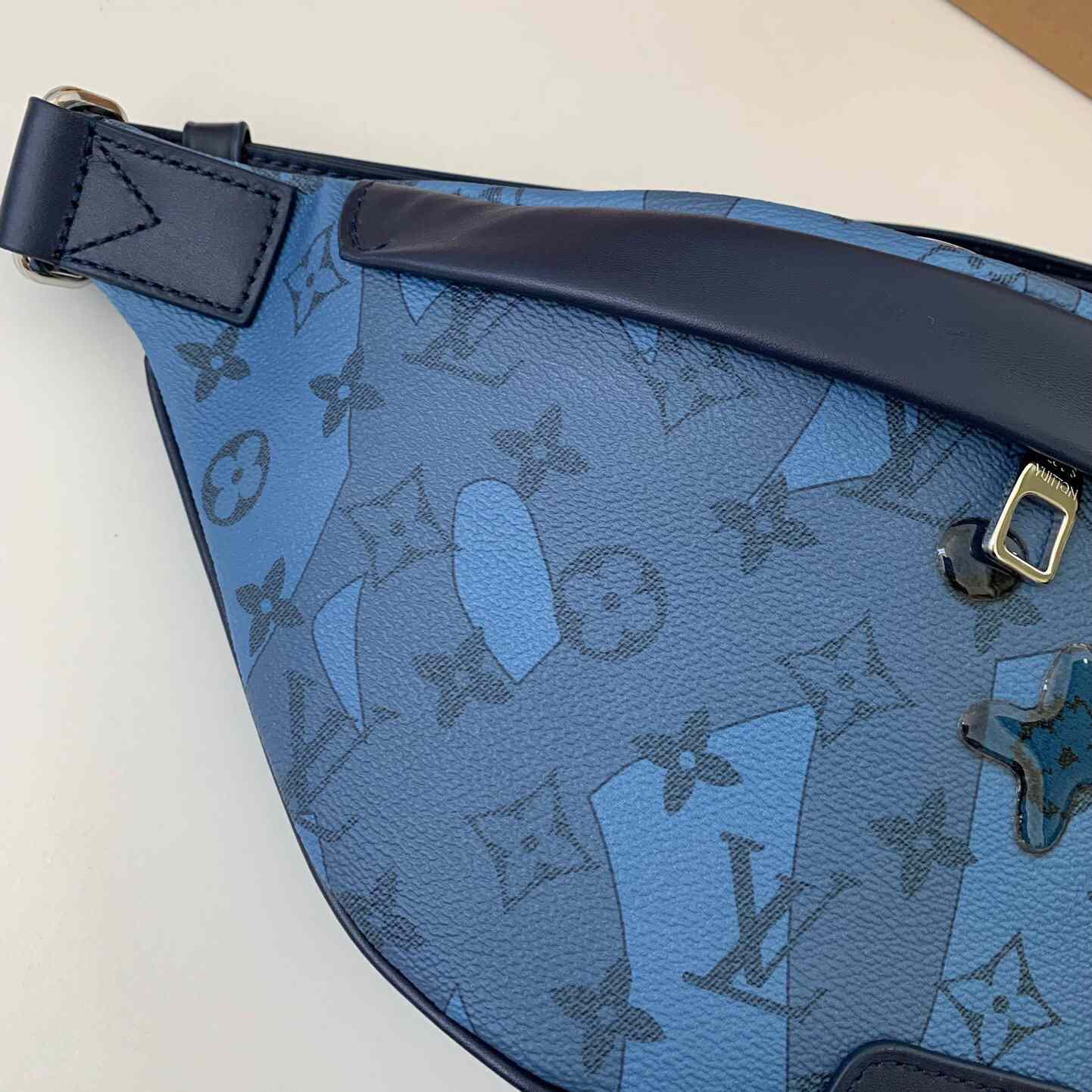 Louis Vuitton Discovery Bumbag  (44*15*9cm)   M22576 - DesignerGu