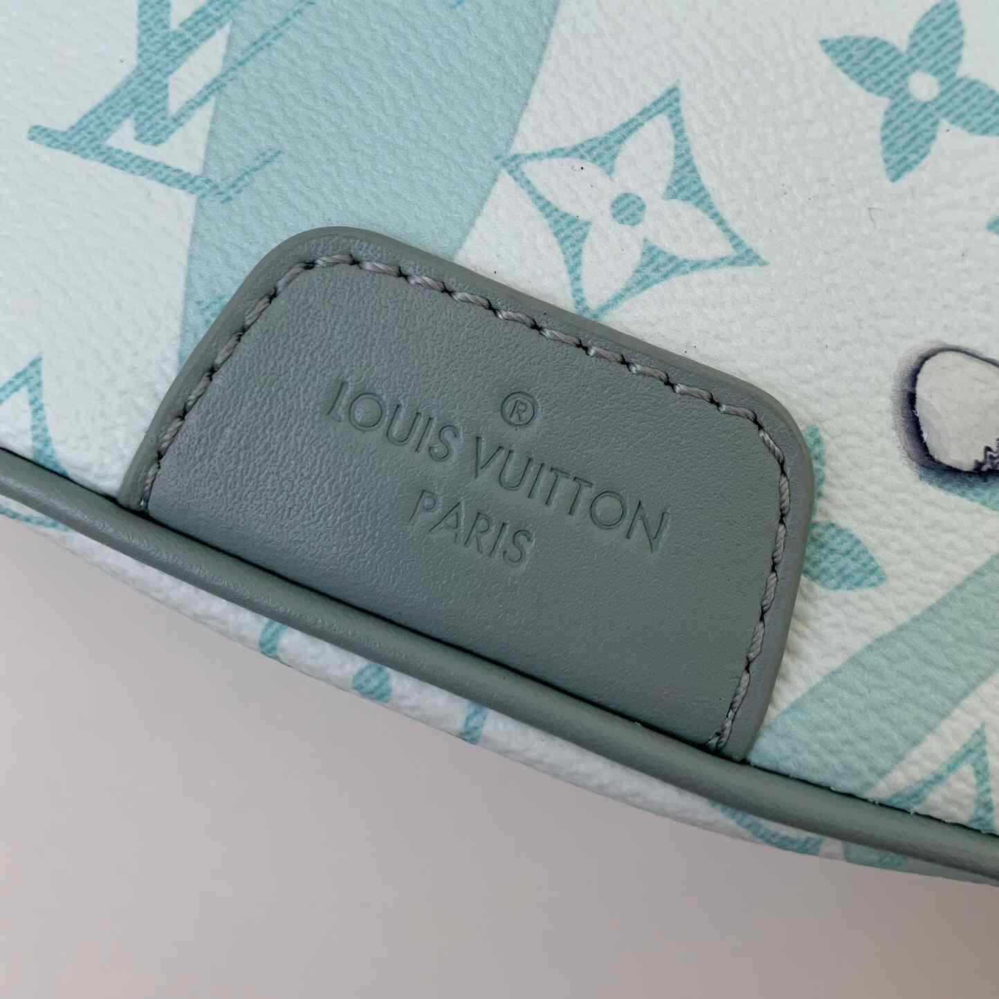 Louis Vuitton Discovery Bumbag  (44*15*9cm)   M22765 - DesignerGu