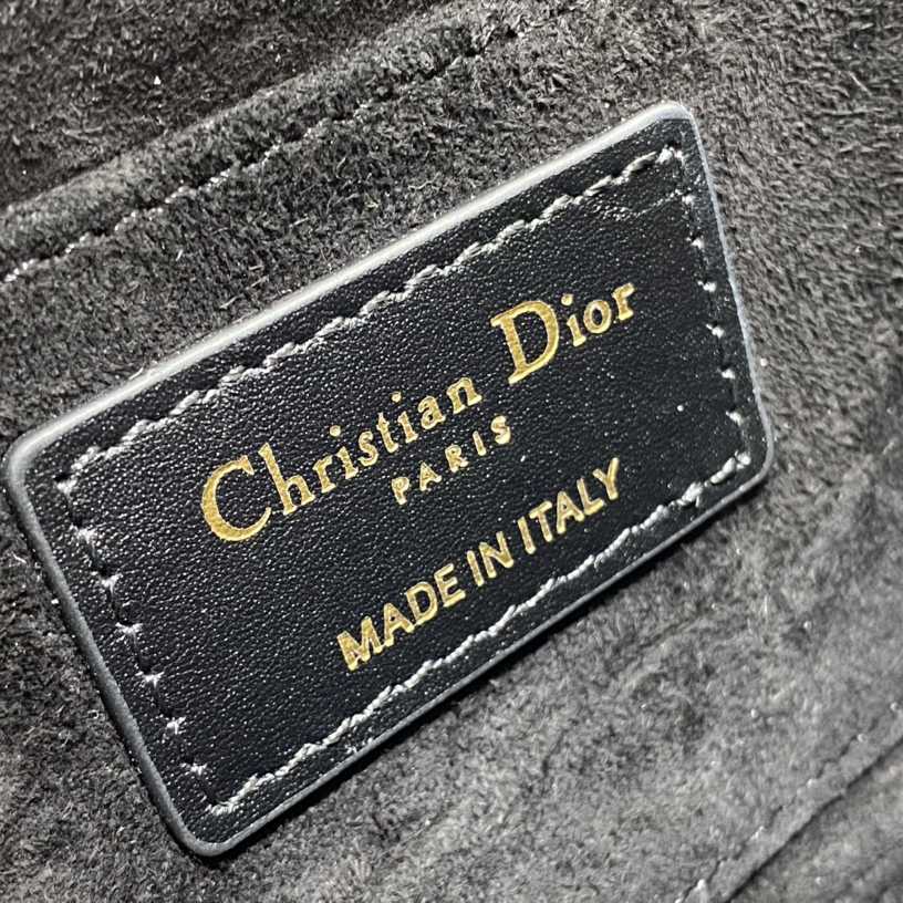 Dior Small 30 Montaigne Avenue Bag - DesignerGu