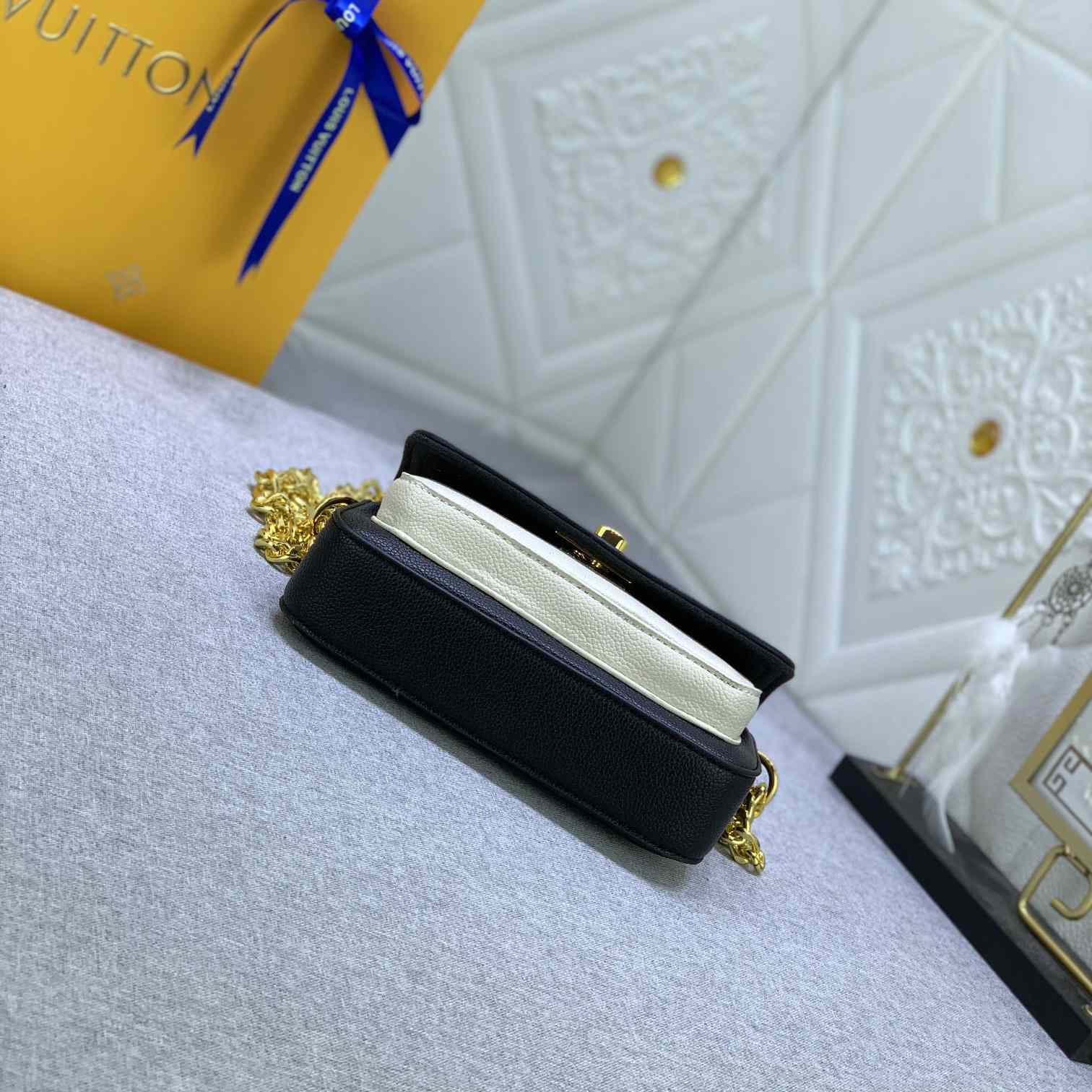 Louis Vuitton Lockme Tender Pochette (18-9-4cm)    M81560 - DesignerGu