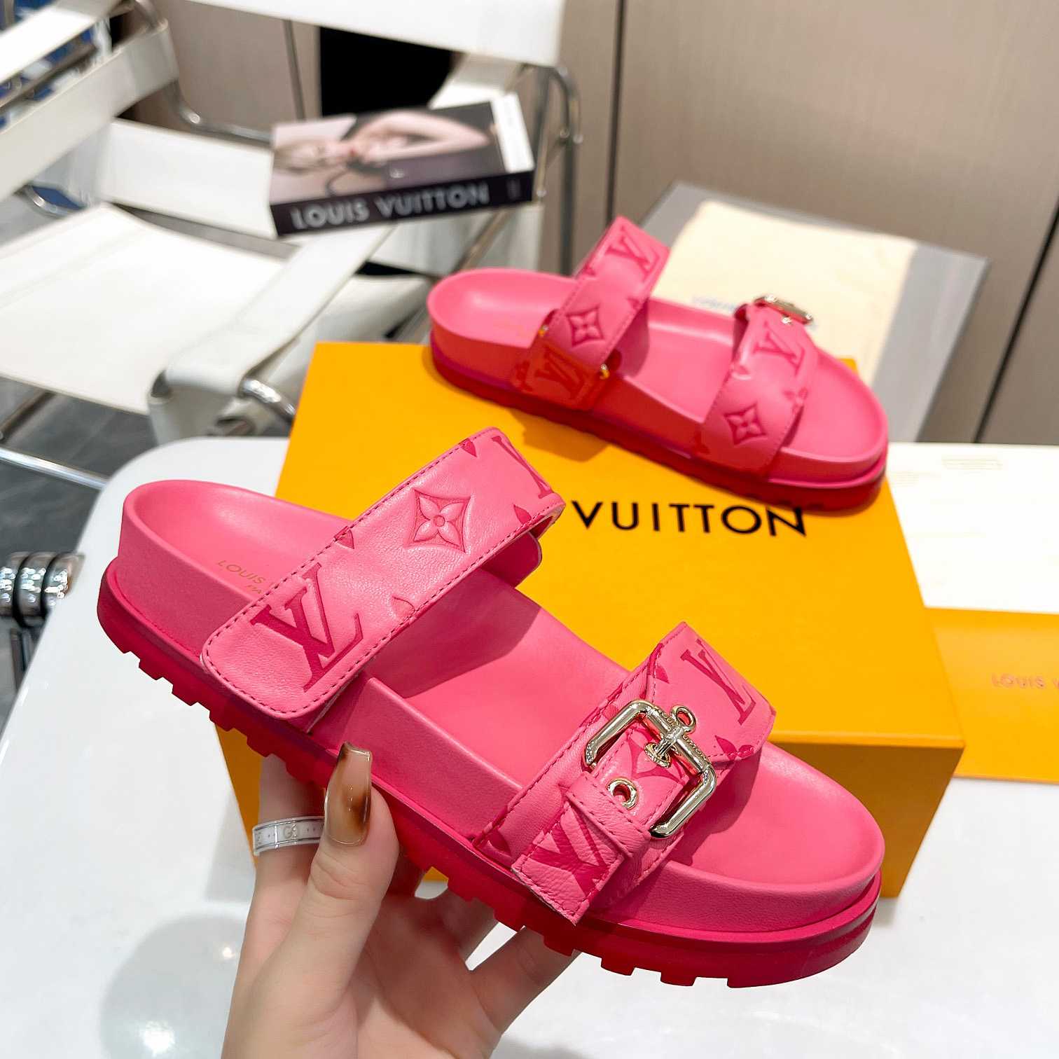 Louis Vuitton Bom Dia Flat Comfort Mule   1AB38P - DesignerGu