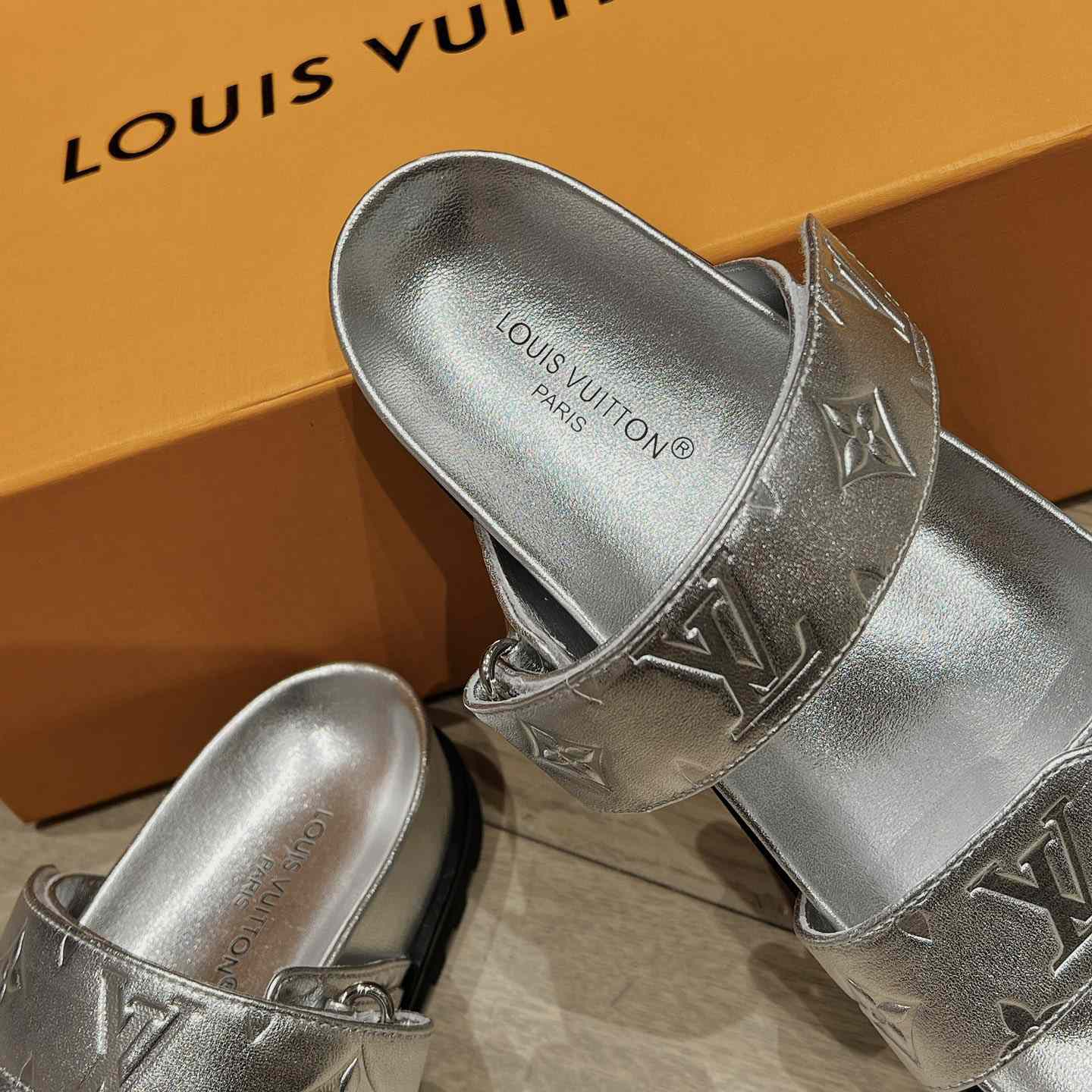 Louis Vuitton Bom Dia Flat Comfort Mules     1AB3OG - DesignerGu