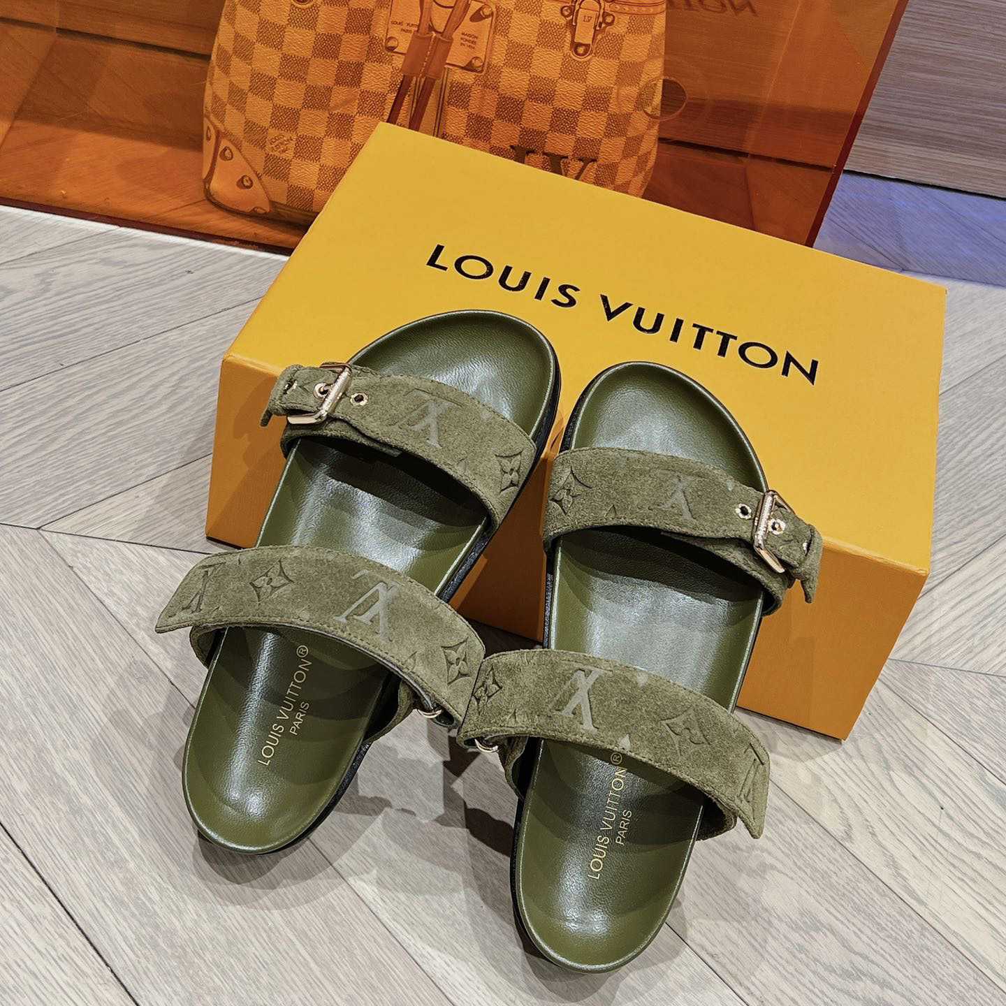 Louis Vuitton Bom Dia Flat Comfort Mule    1ABOYY - DesignerGu