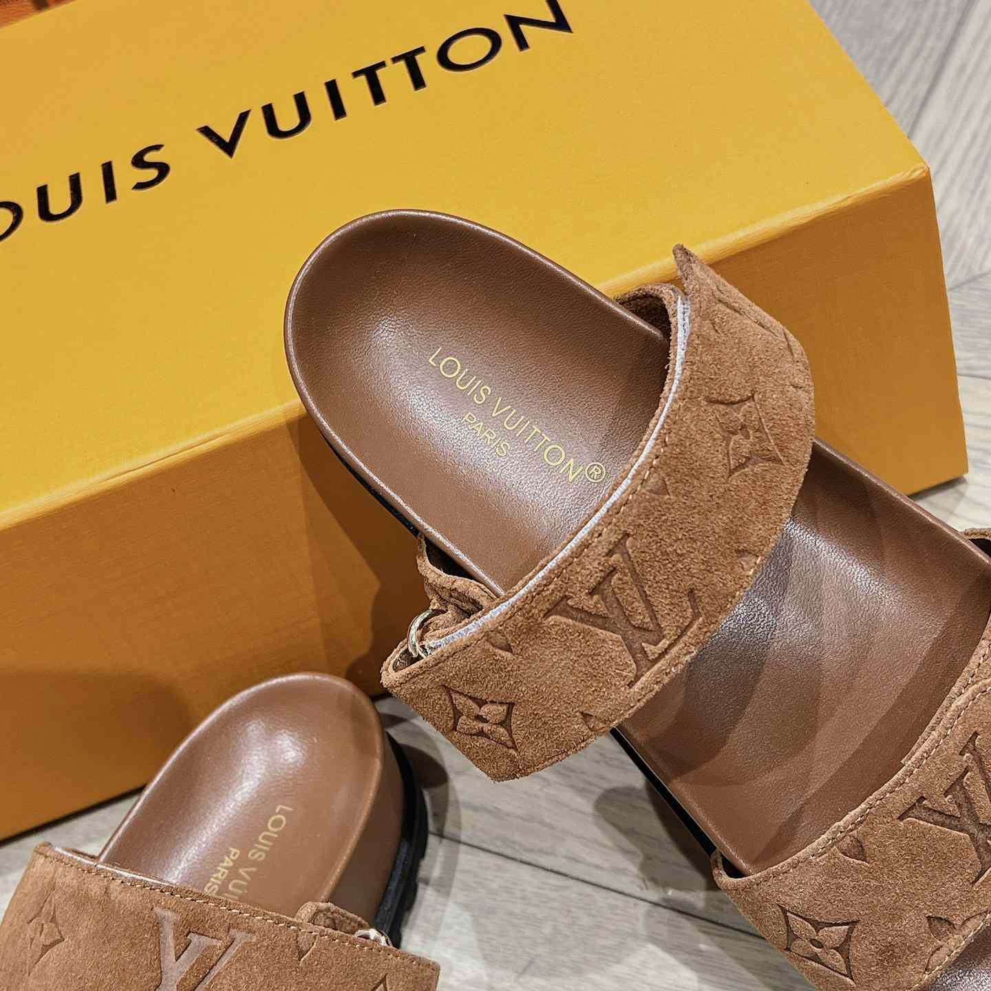 Louis Vuitton Bom Dia Flat Comfort Mule    1ABOY4 - DesignerGu