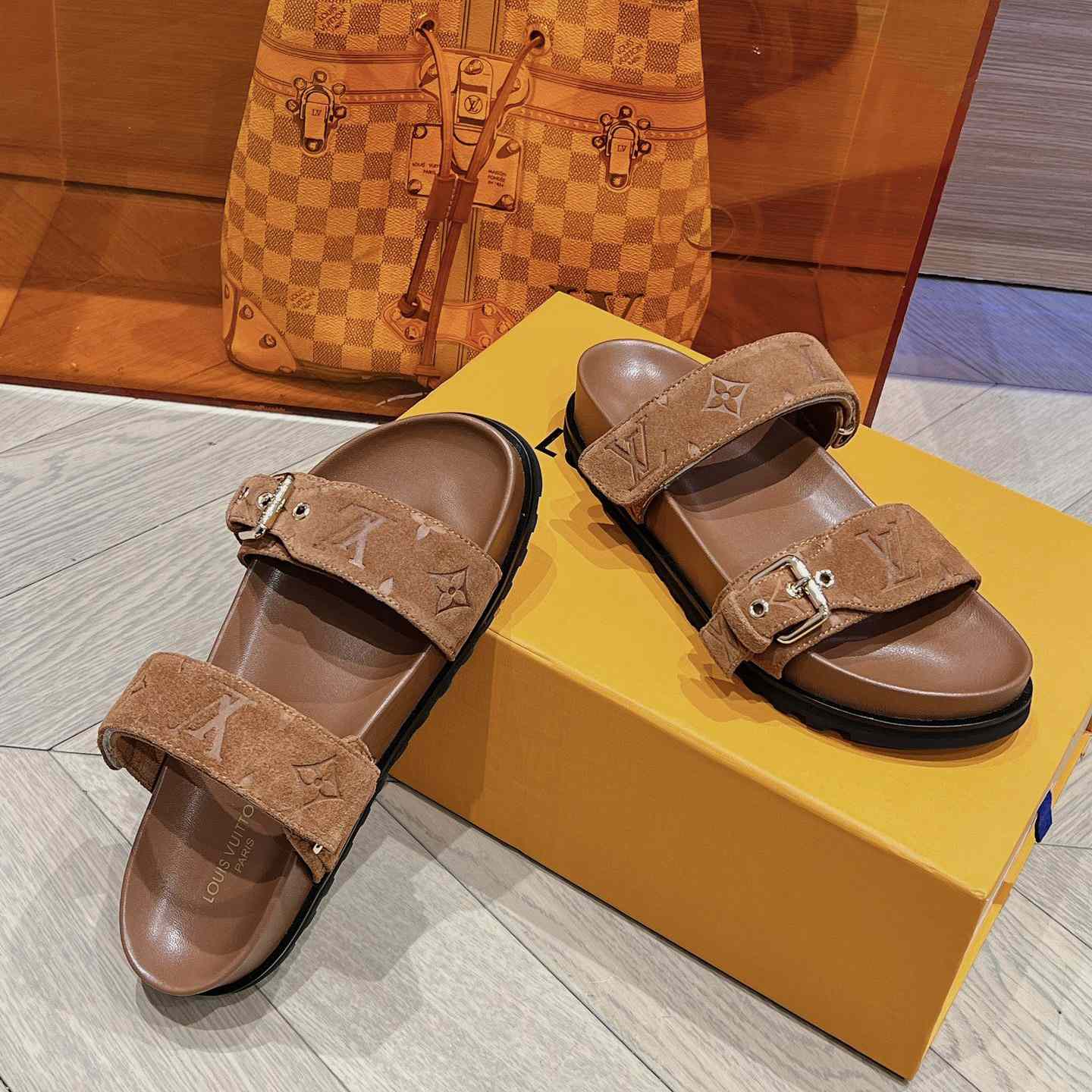 Louis Vuitton Bom Dia Flat Comfort Mule    1ABOY4 - DesignerGu