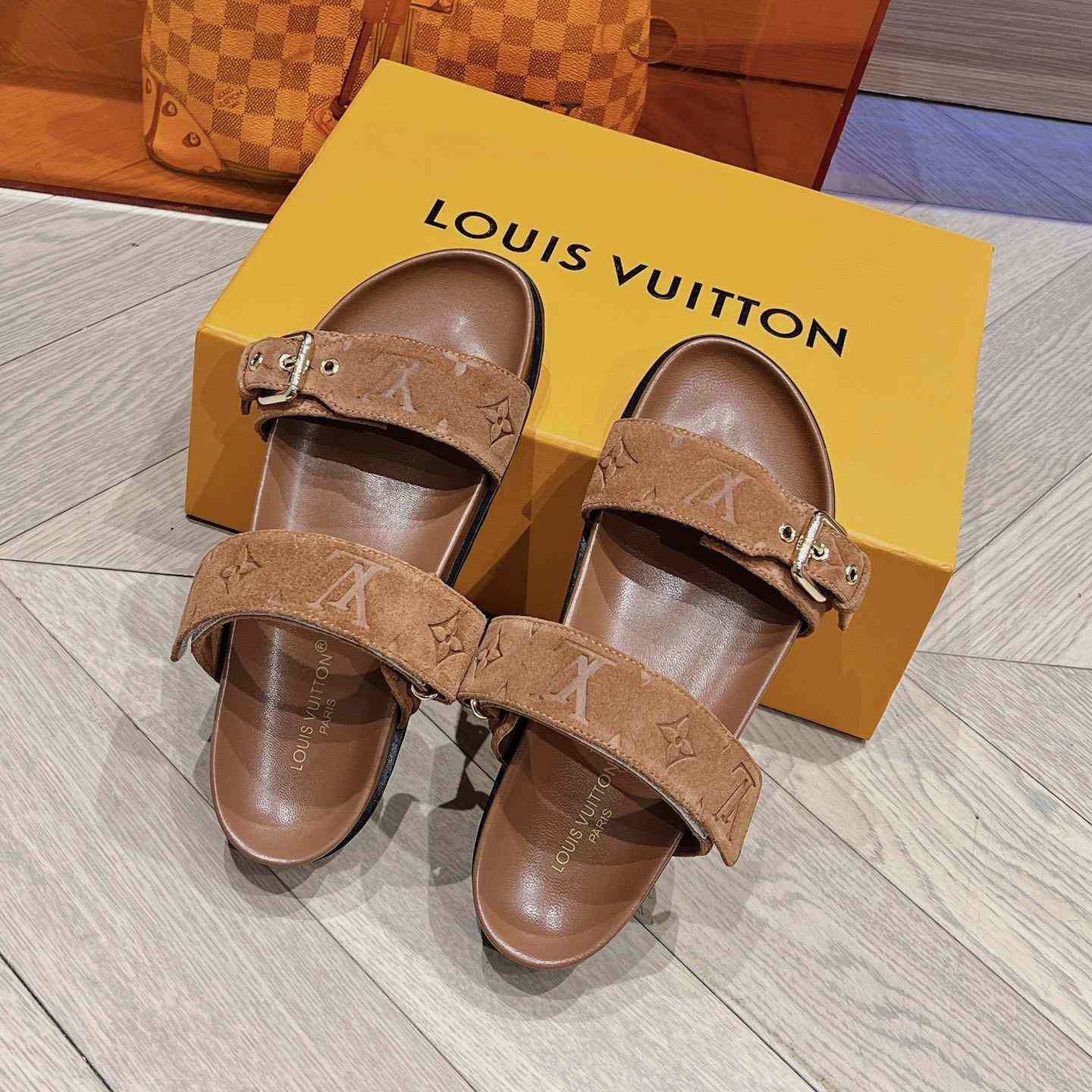 Louis Vuitton Bom Dia Flat Comfort Mule    1ABOY4 - DesignerGu