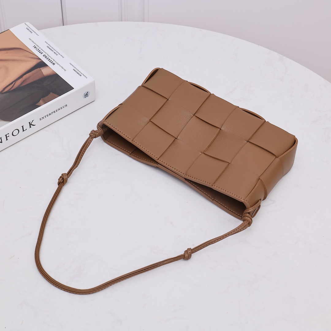 Bottega Veneta Cassette Pouch On Strap - DesignerGu