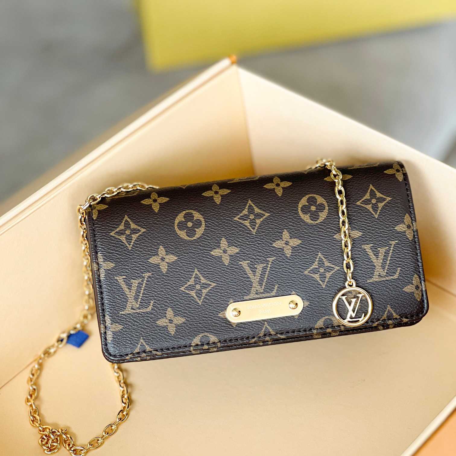 Louis Vuitton Wallet On Chain Lily (20.7 x 10.2 x 3.5cm)   M82509 - DesignerGu