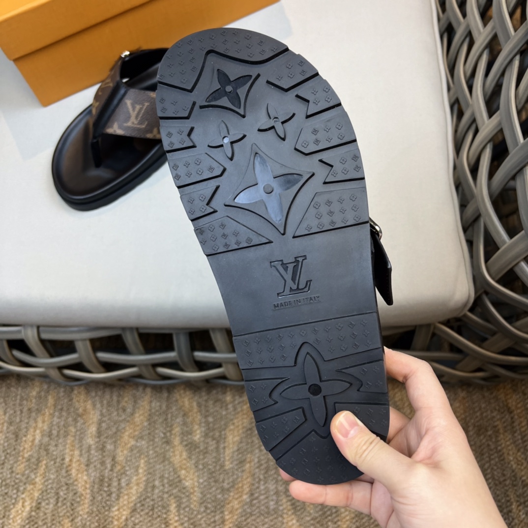 Louis Vuitton Flip Flops - DesignerGu